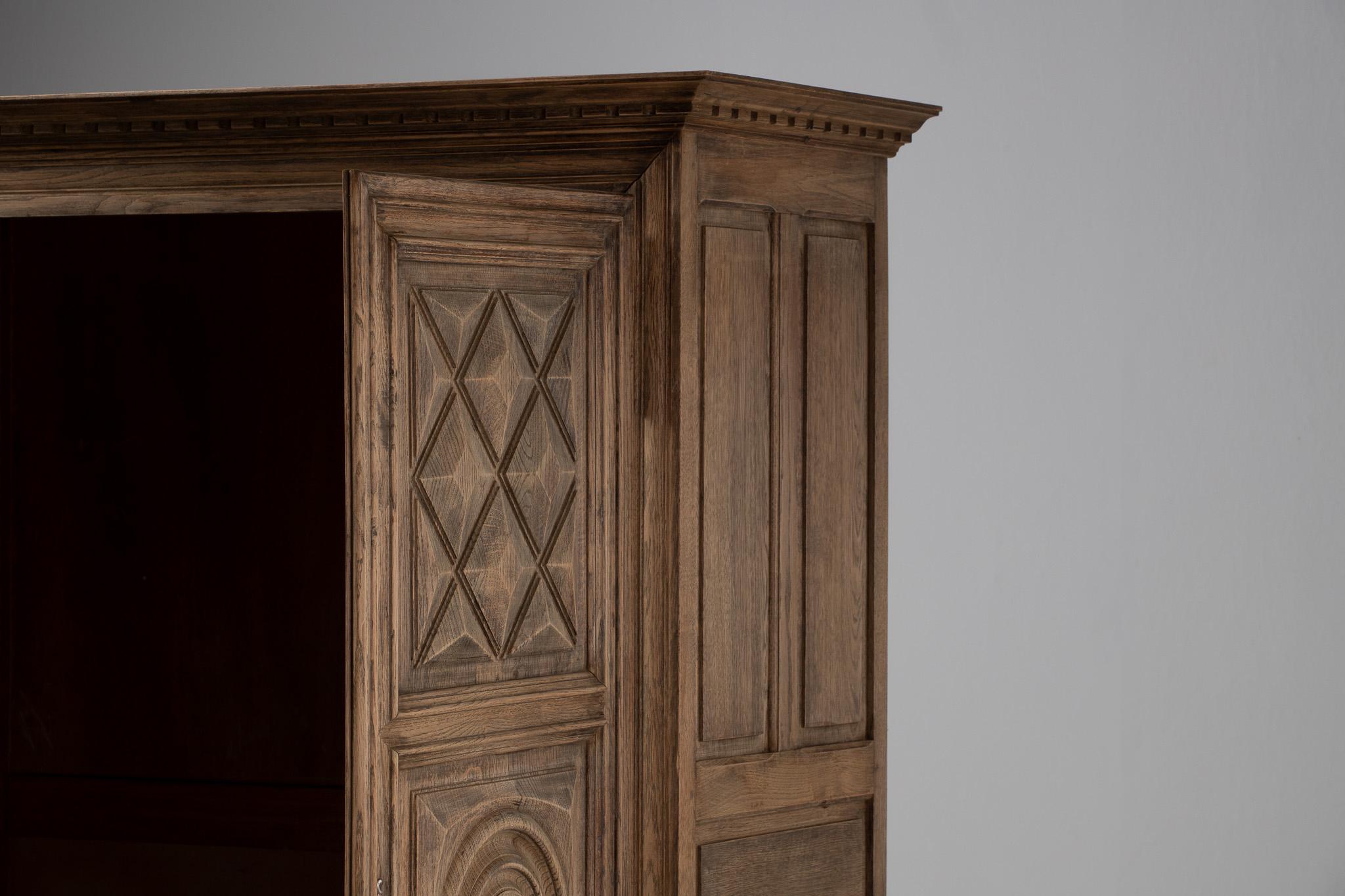Sculpté Armoire en Oak Oak, France, 1950 en vente
