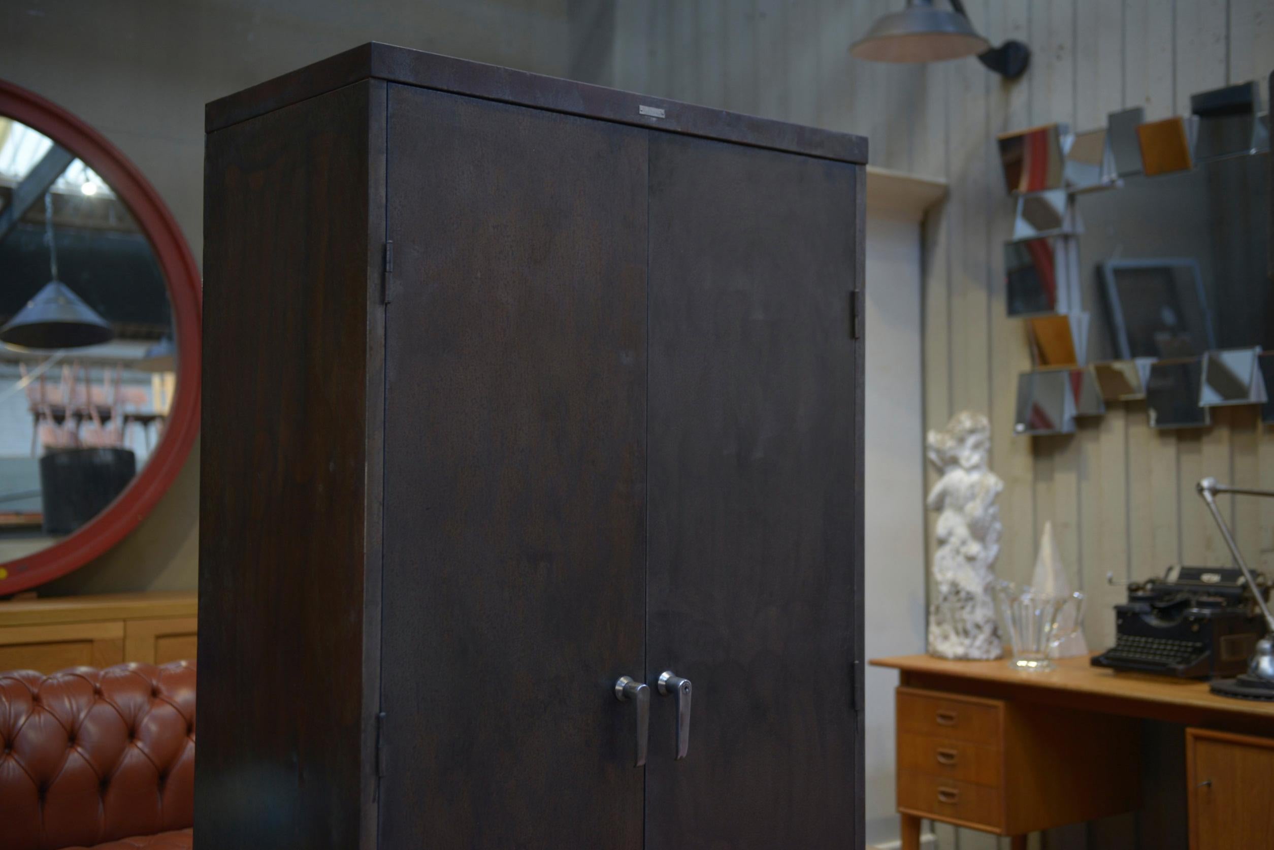 Armoire industrielle en métal à 2 portes 1960 For Sale 4