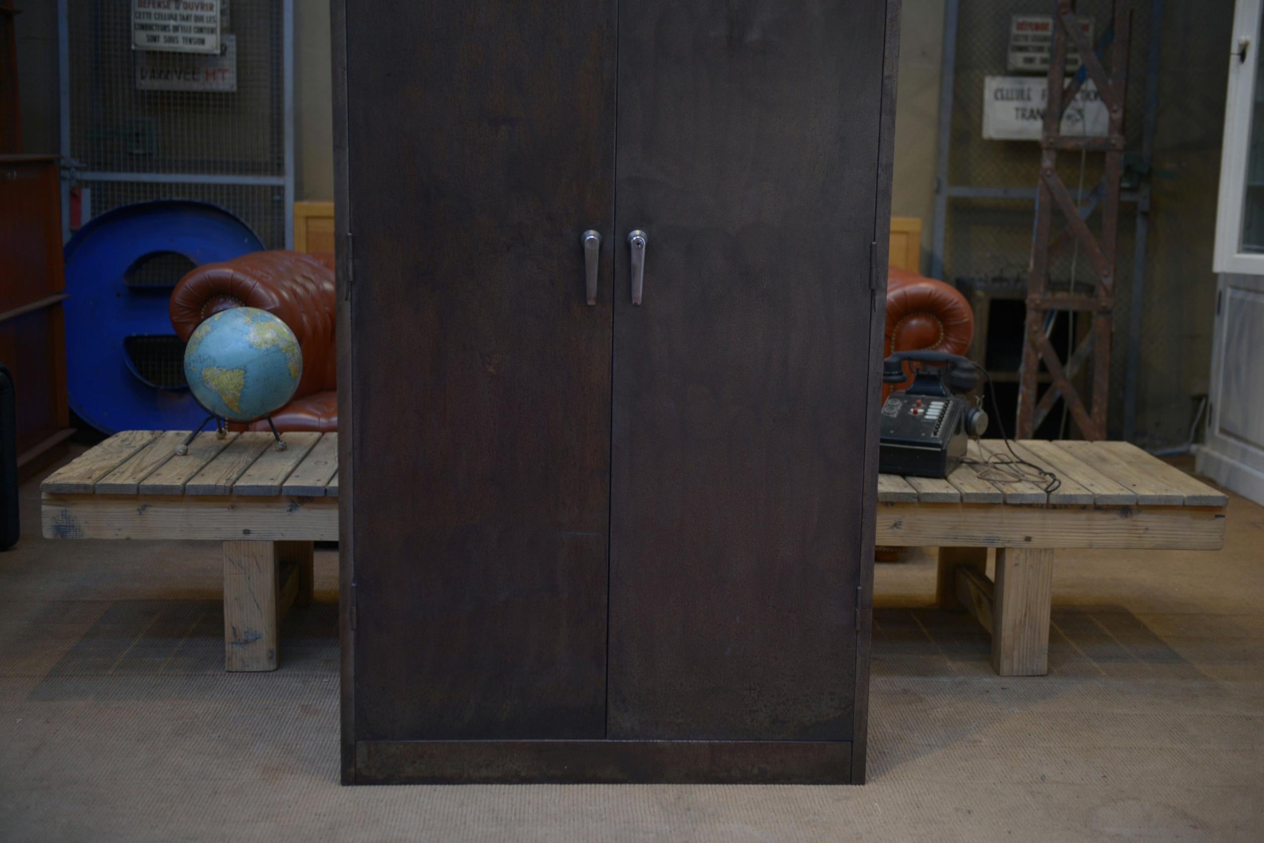 Armoire industrielle en métal à 2 portes 1960 For Sale 5