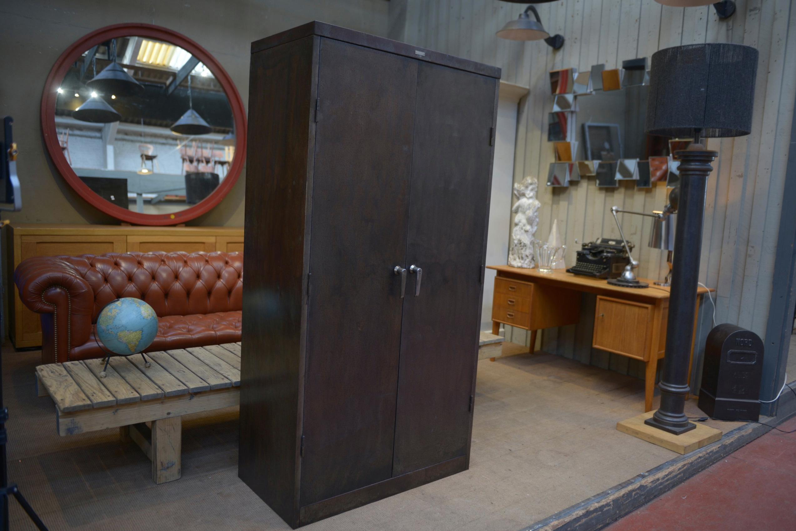Armoire industrielle en métal à 2 portes 1960 For Sale 6