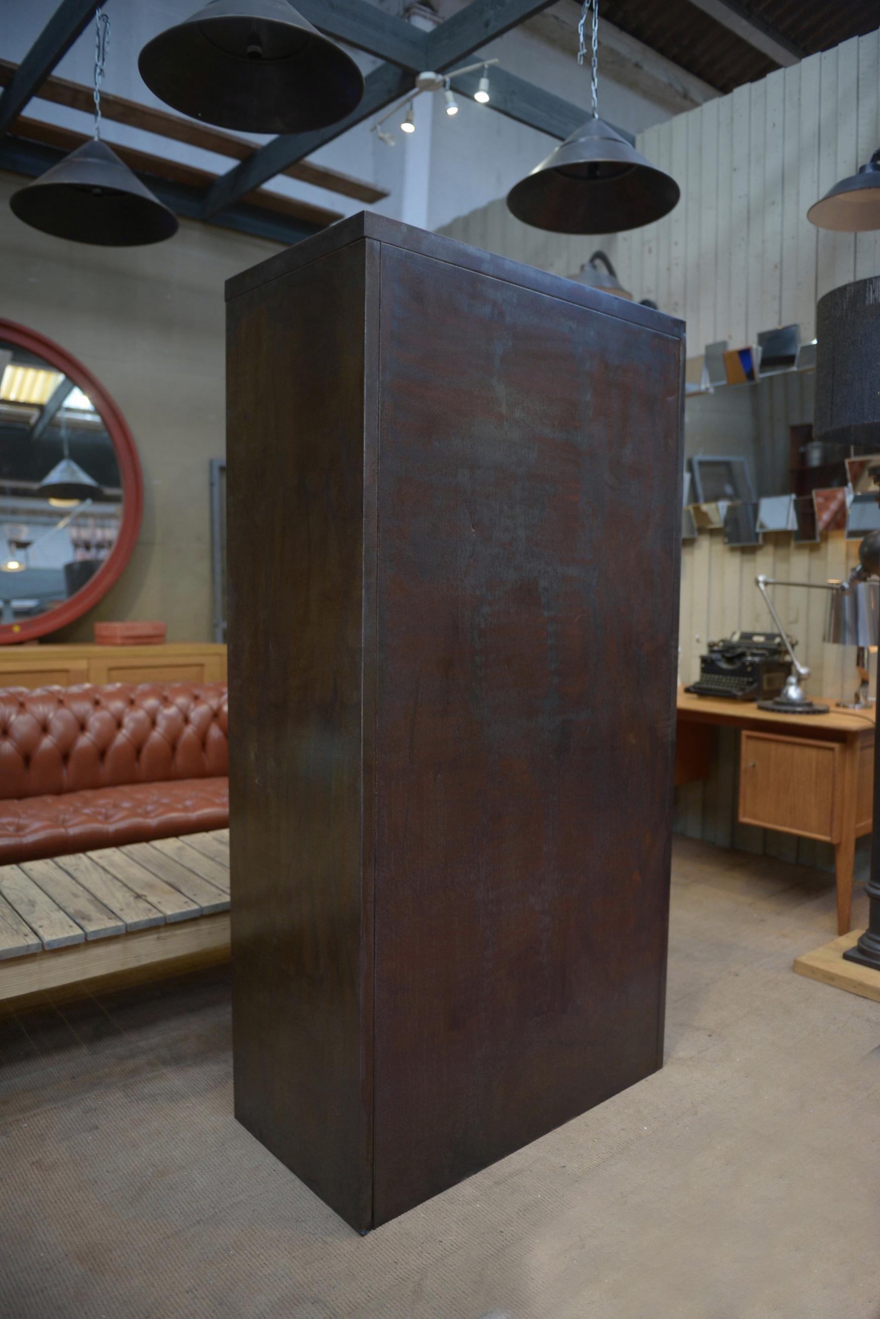 Industrial Armoire industrielle en métal à 2 portes 1960 For Sale