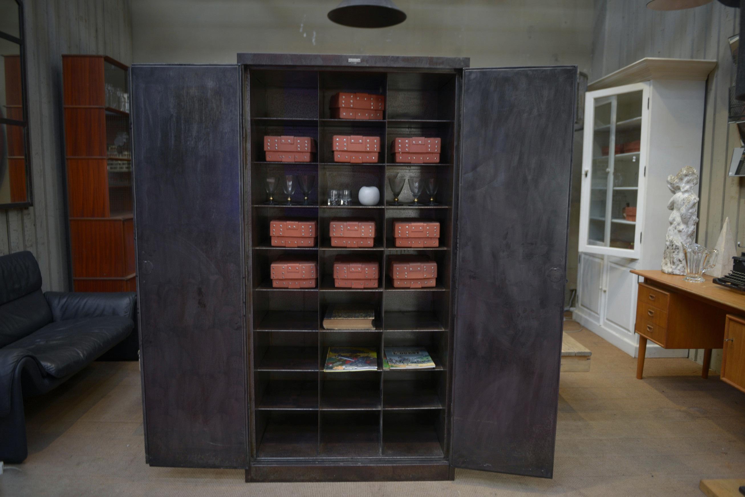 French Armoire industrielle en métal à 2 portes 1960 For Sale