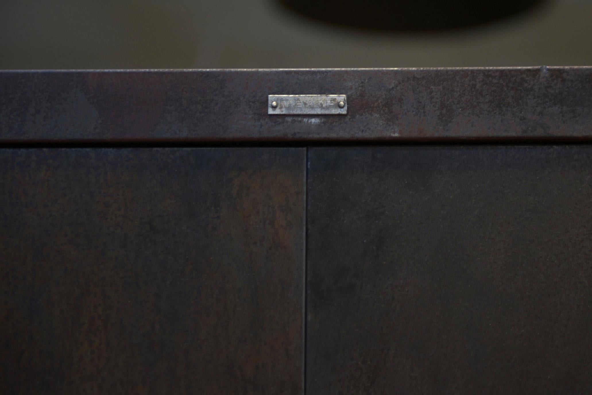 Armoire industrielle en métal à 2 portes 1960 In Good Condition For Sale In TOURCOING, FR