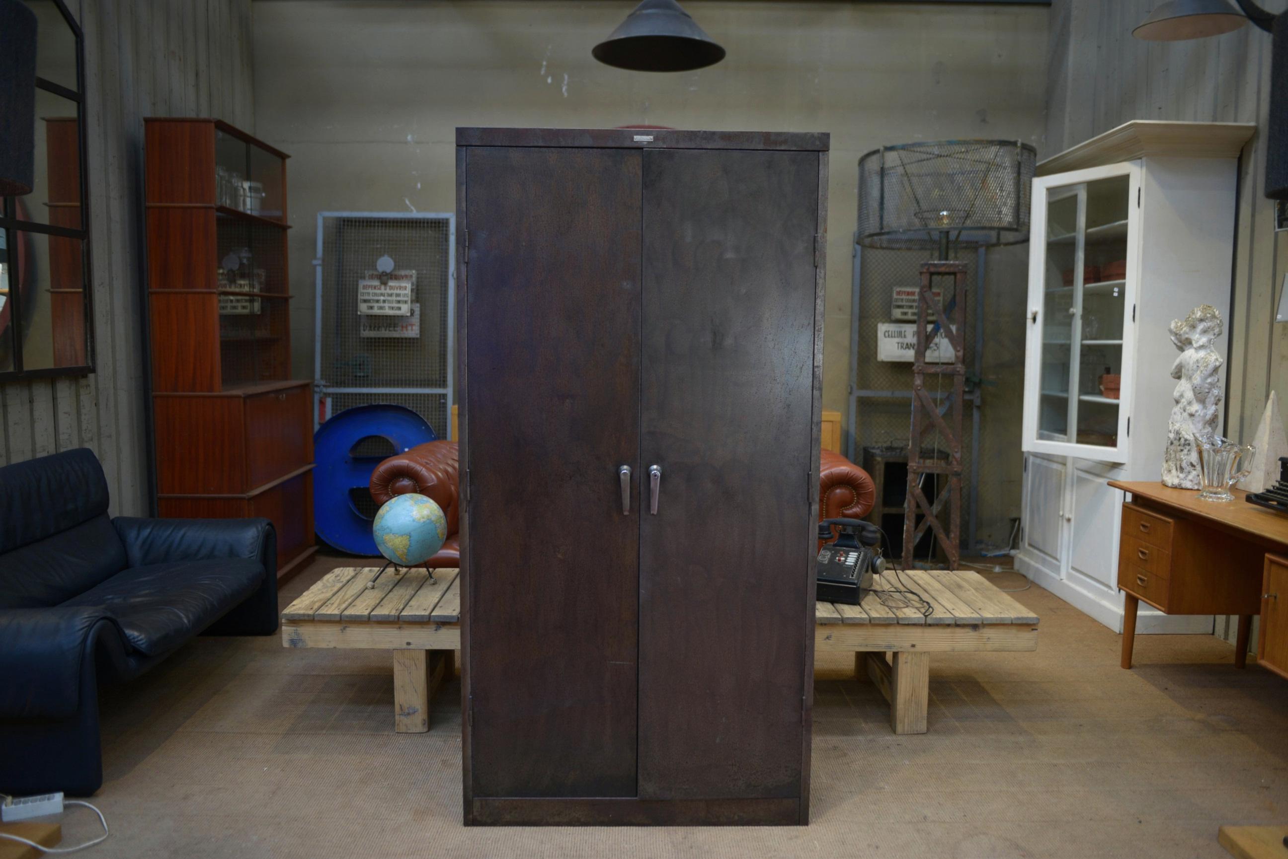 Mid-20th Century Armoire industrielle en métal à 2 portes 1960 For Sale