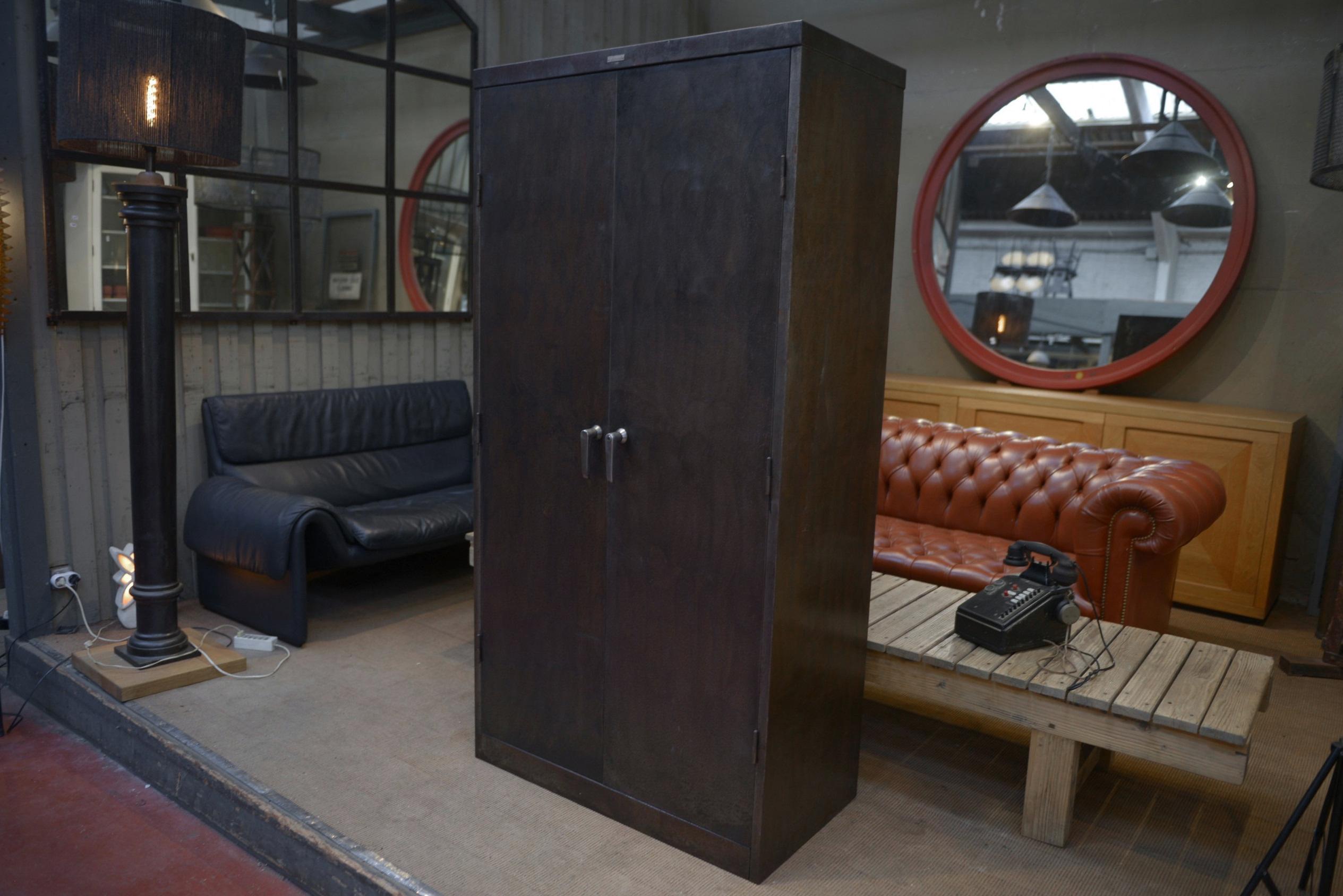 Armoire industrielle en métal à 2 portes 1960 For Sale 1