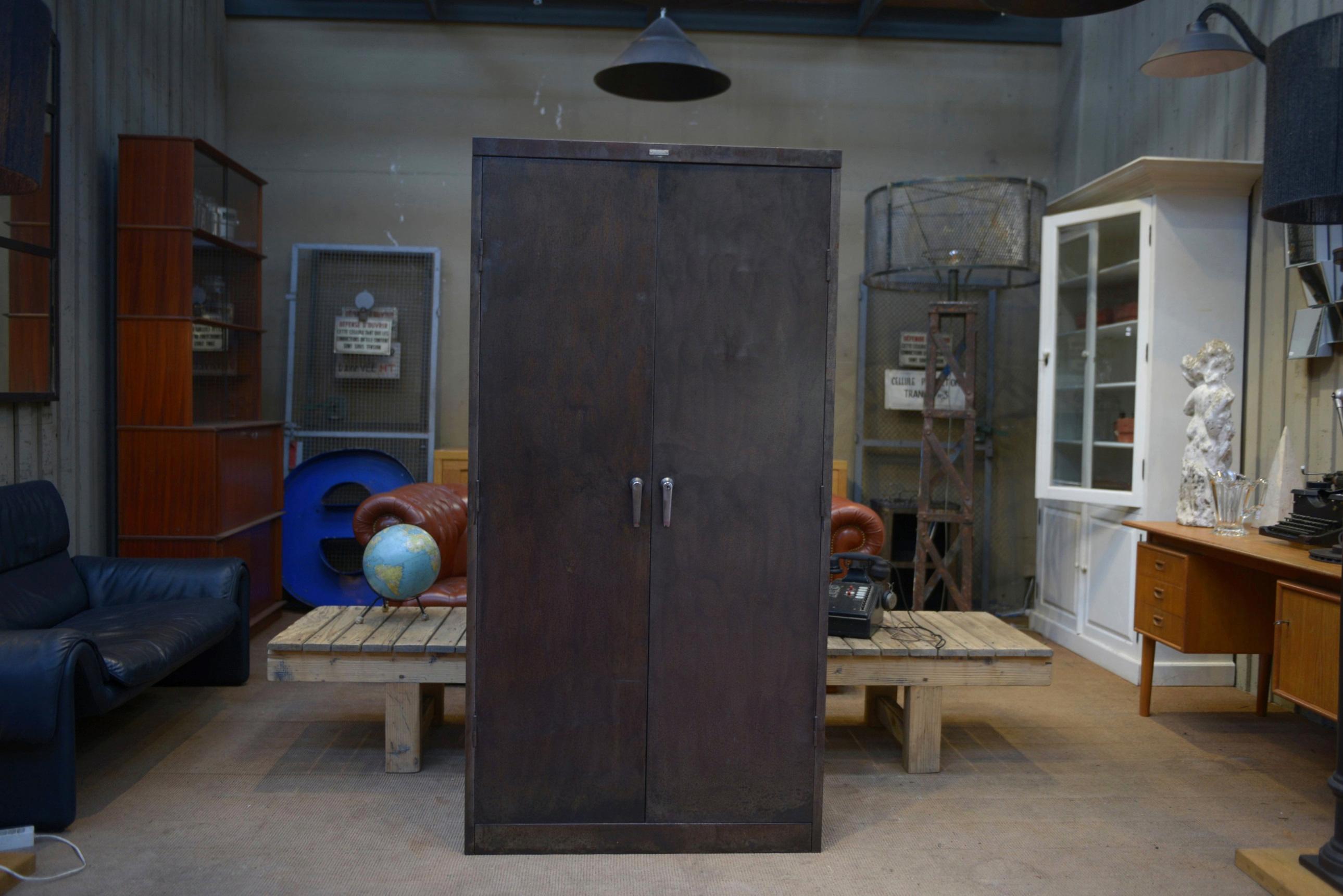 Armoire industrielle en métal à 2 portes 1960 For Sale 3