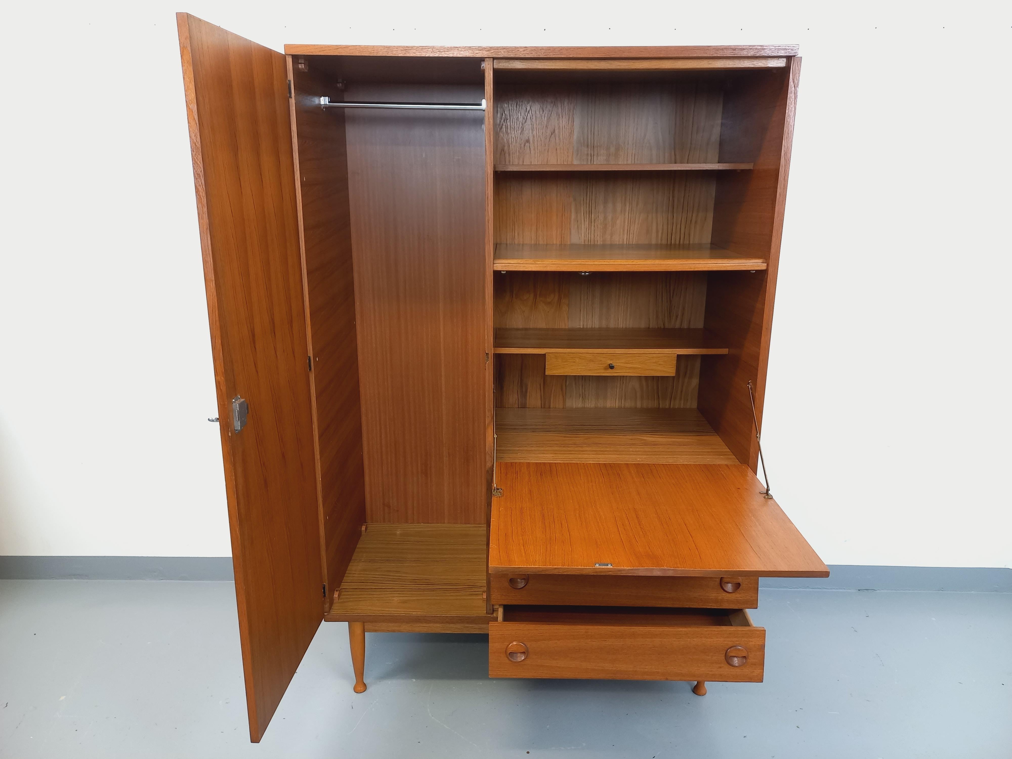 Armoire secrétaire / meuble de rangement vintage style scandinave des années 60, en teck, jolis pieds compas originaux. Meuble multifonction (armoire, bibliothèque, secrétaire, commode) avec beaucoup de rangements : étagères / niches ouvertes, 1
