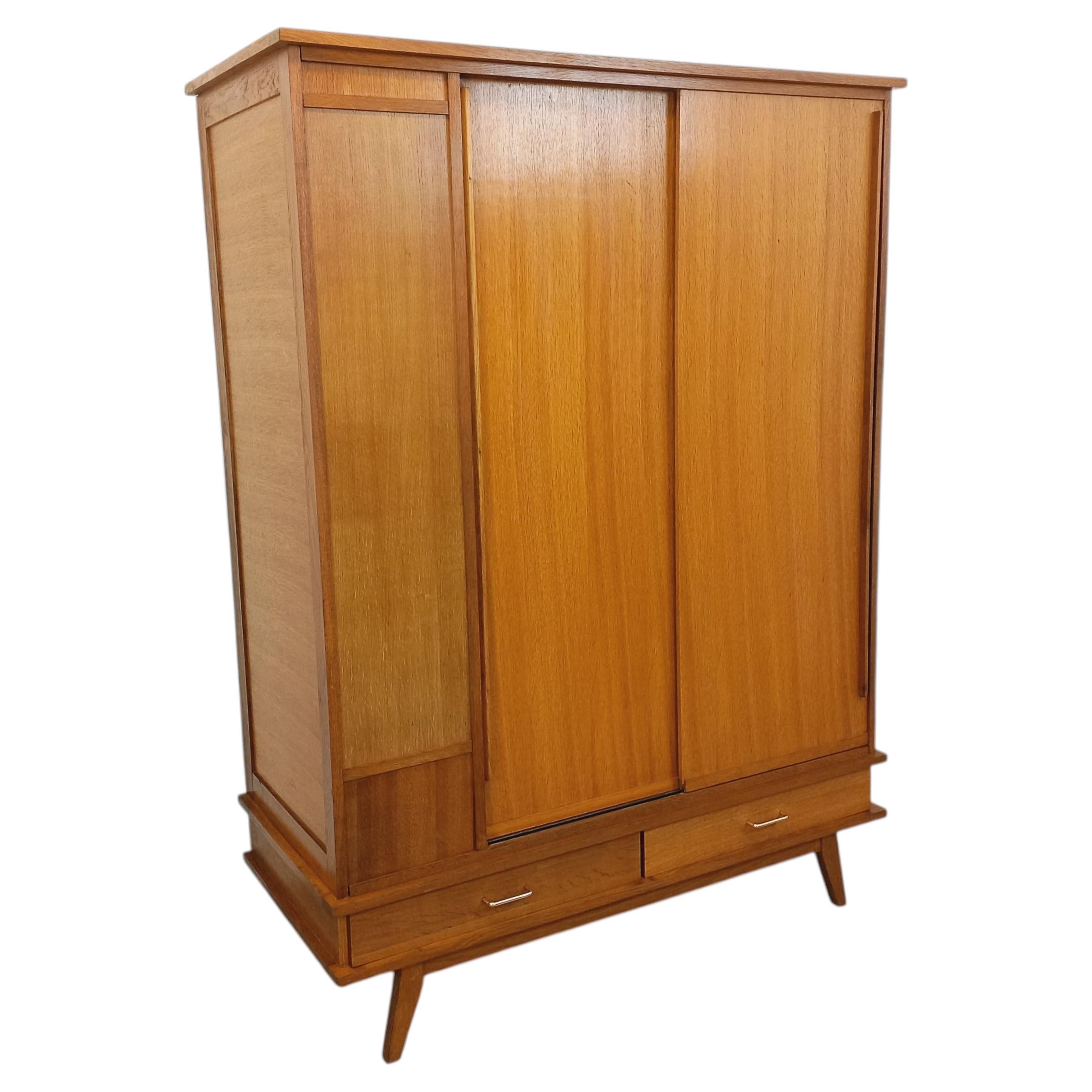 Armoire vintage en bois de chêne des années 60 For Sale