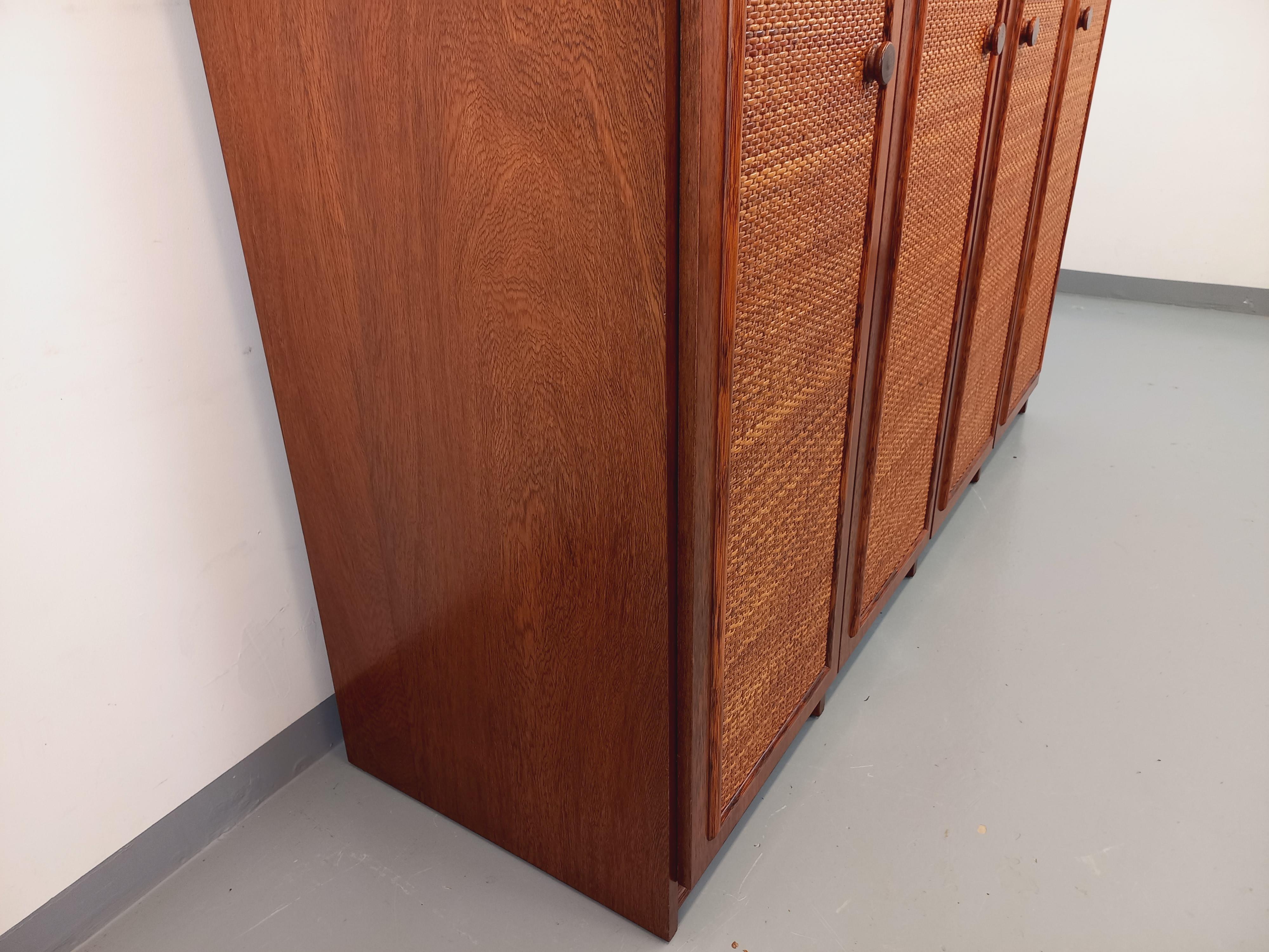 Français Armoire vintage en rotin, rotin tressé et bois Maugrion pour Roche Bobois