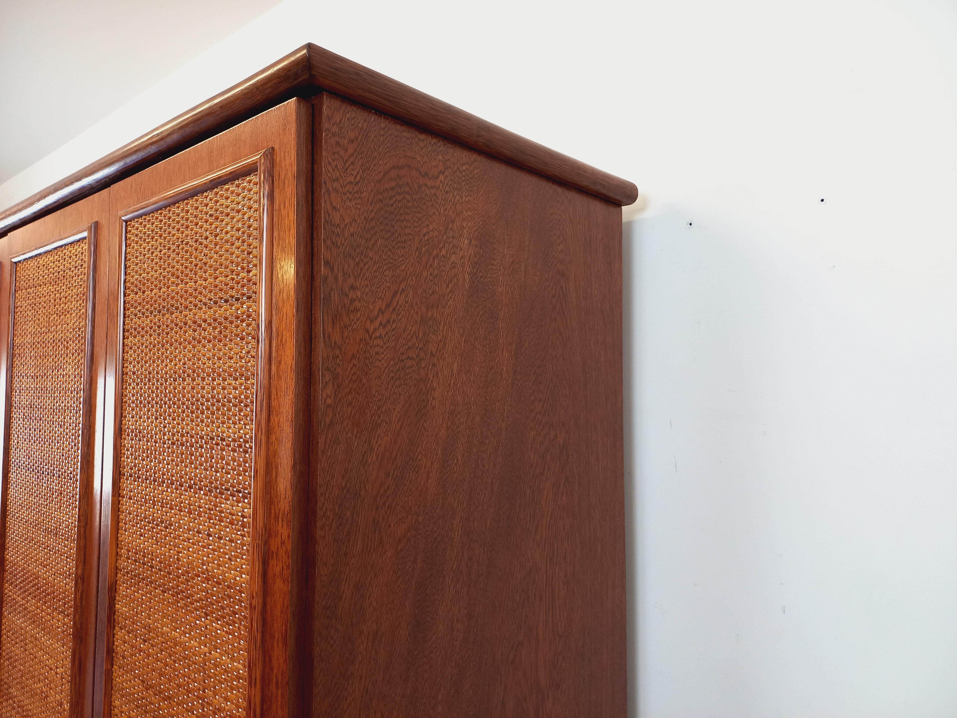 Armoire vintage en rotin, rotin tressé et bois Maugrion pour Roche Bobois Bon état à BESANÇON, FR