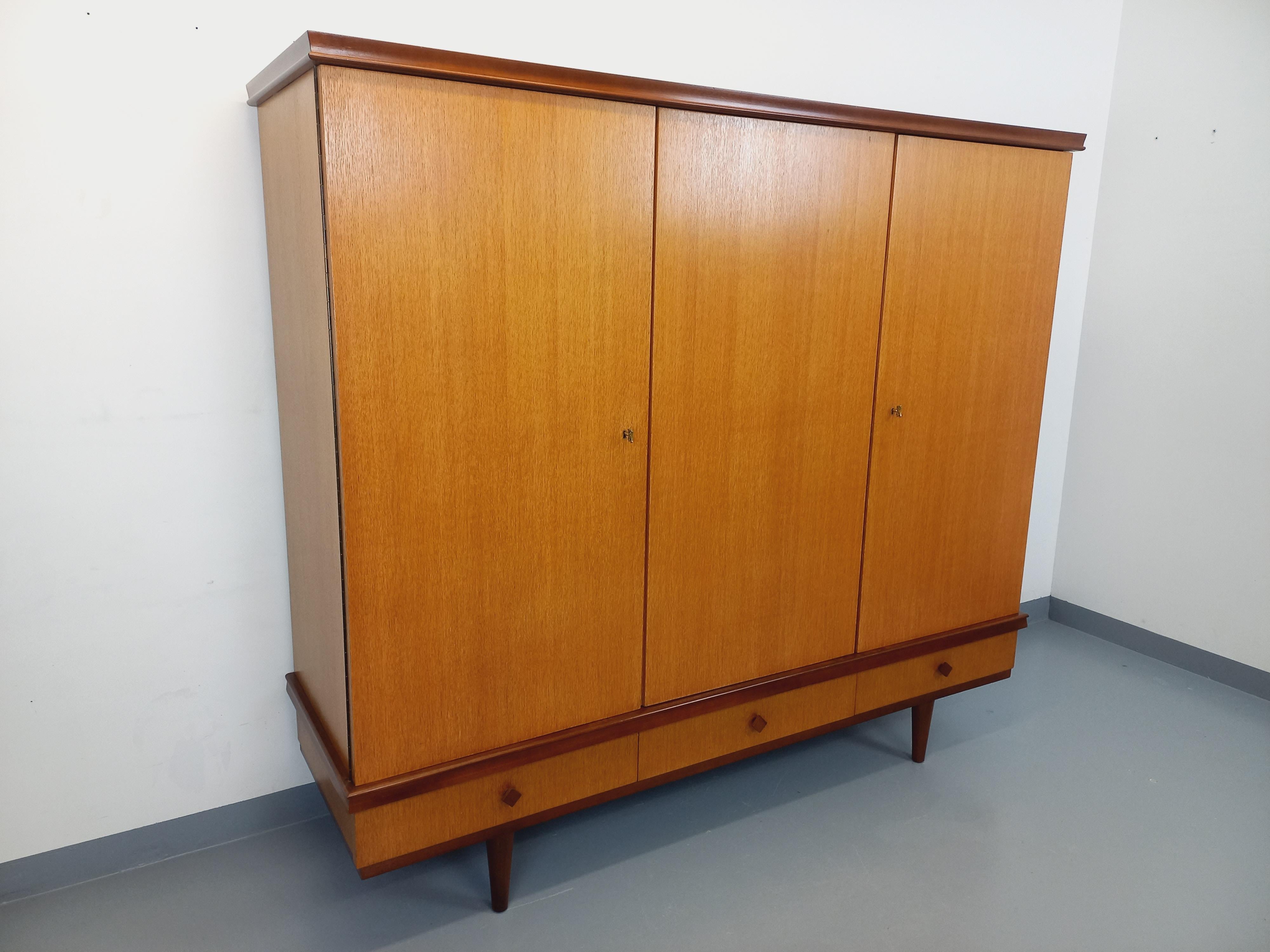 Armoire vintage Gaston Poisson en bois des années 60 For Sale 4