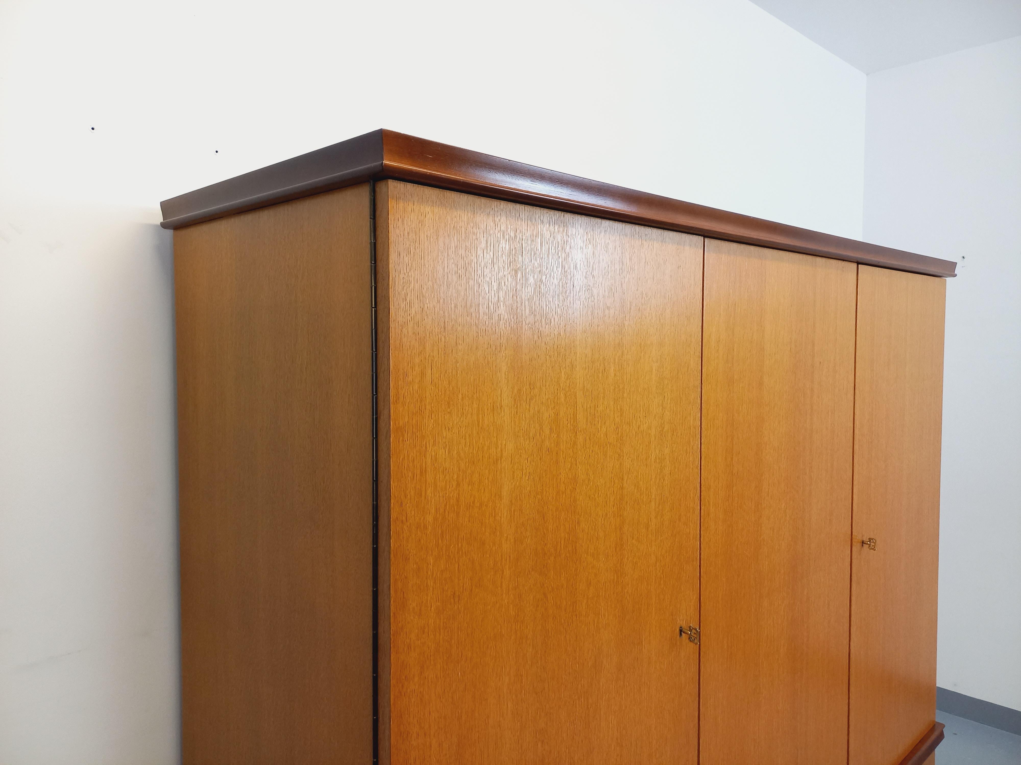 Armoire vintage Gaston Poisson en bois des années 60 For Sale 5