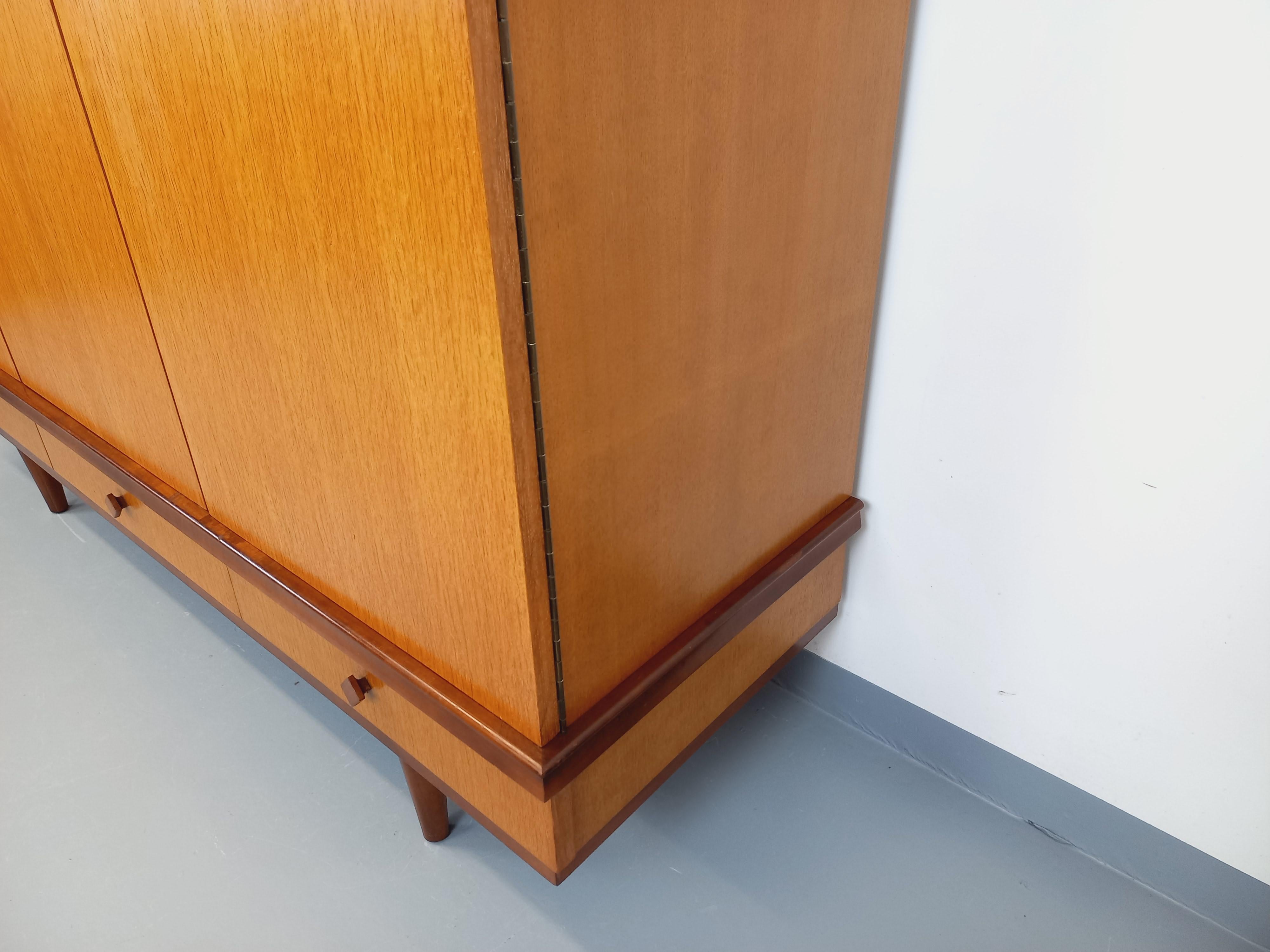 Armoire vintage Gaston Poisson en bois des années 60 For Sale 6