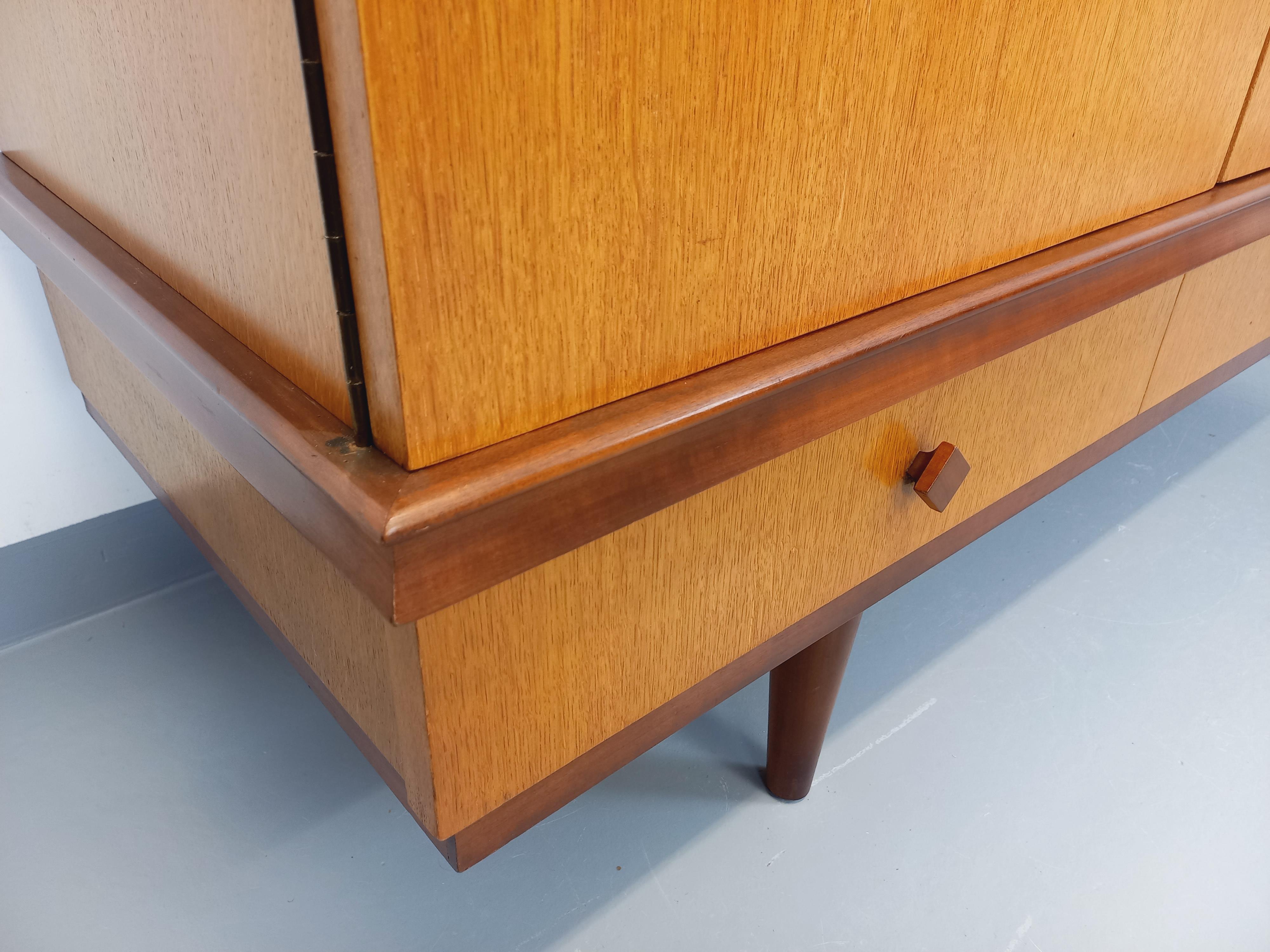 Armoire vintage Gaston Poisson en bois des années 60 For Sale 7