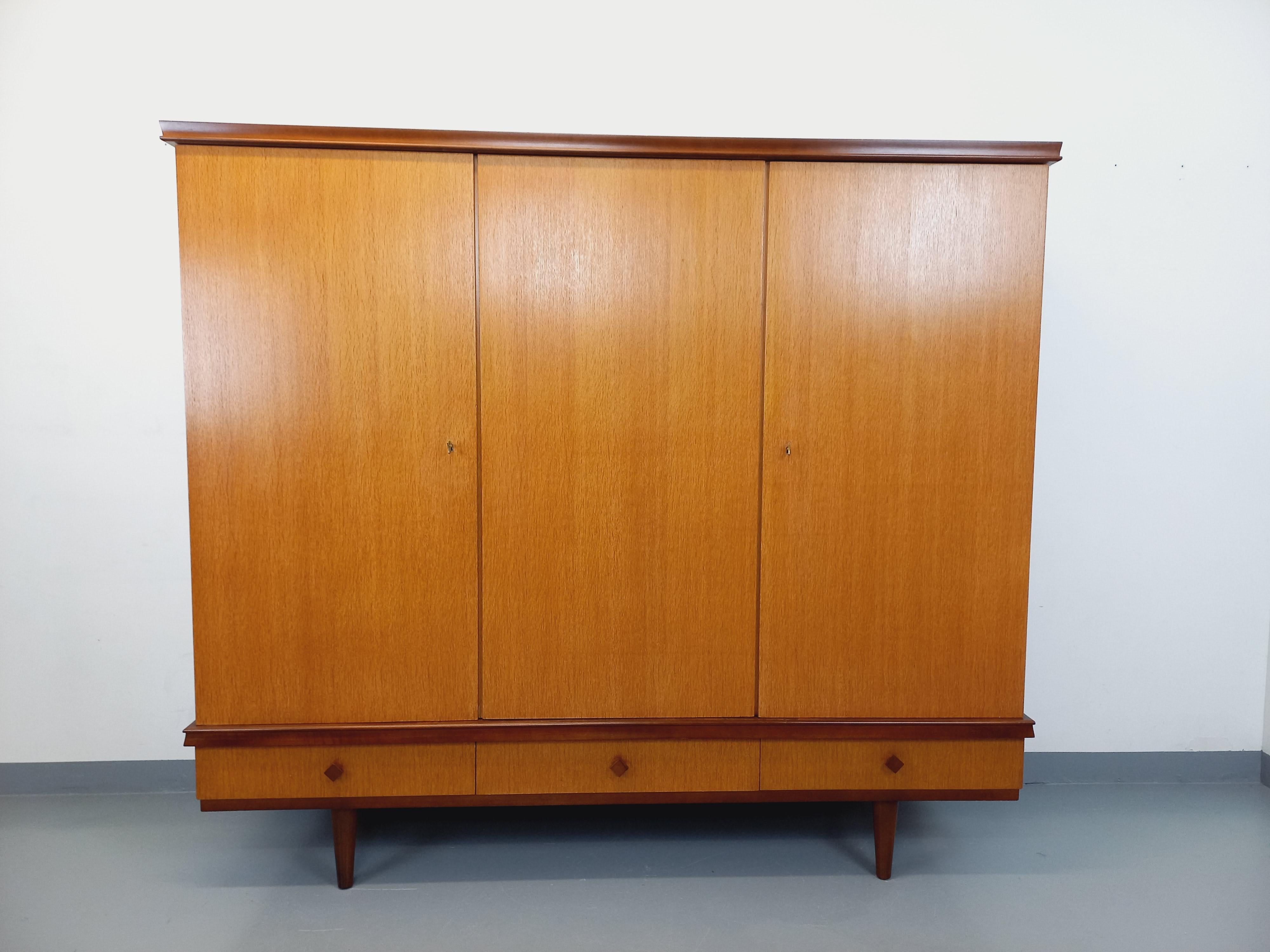 Armoire vintage Gaston Poisson en bois des années 60 For Sale 12