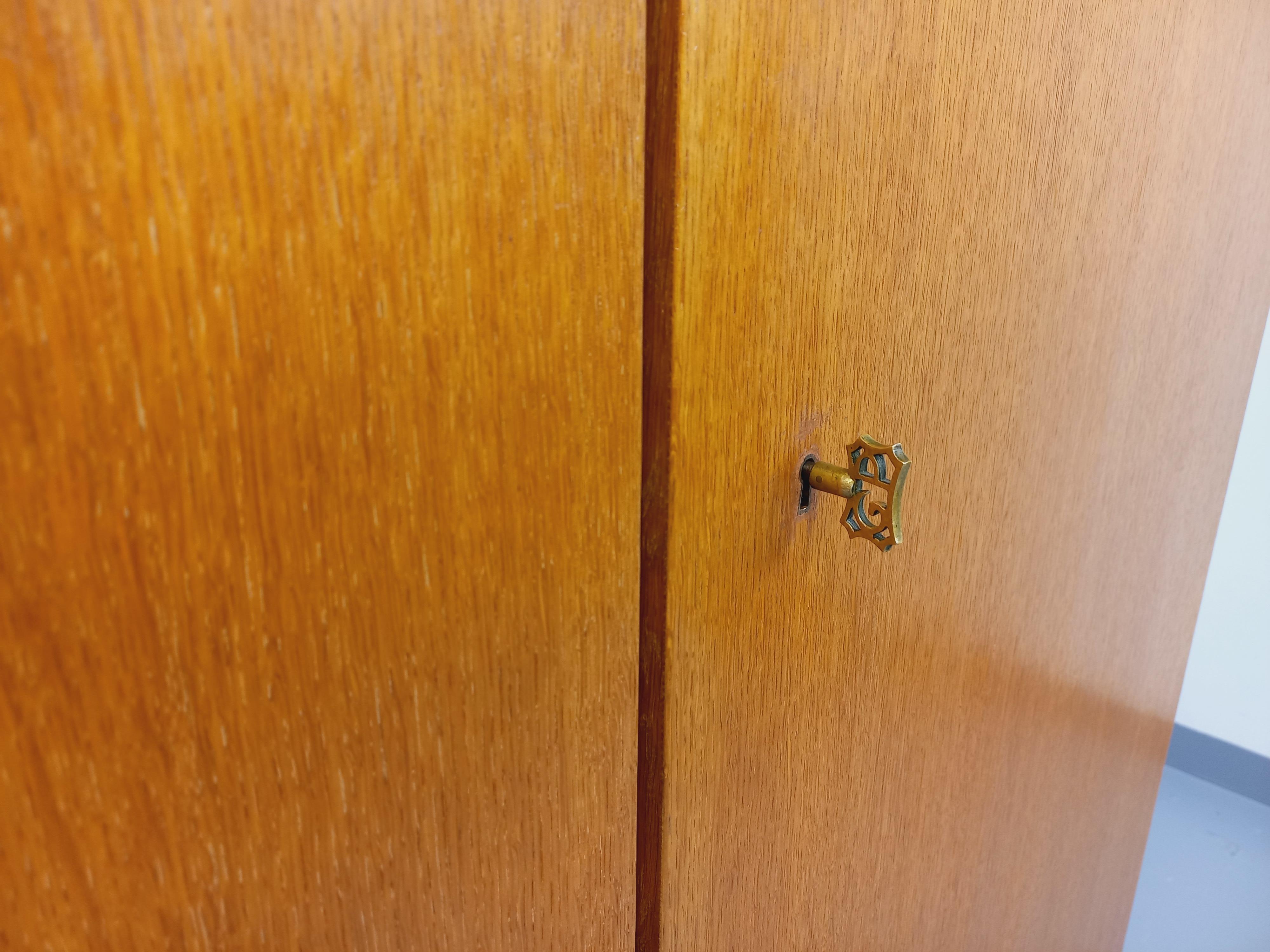 Armoire vintage Gaston Poisson en bois des années 60 In Good Condition For Sale In BESANÇON, FR