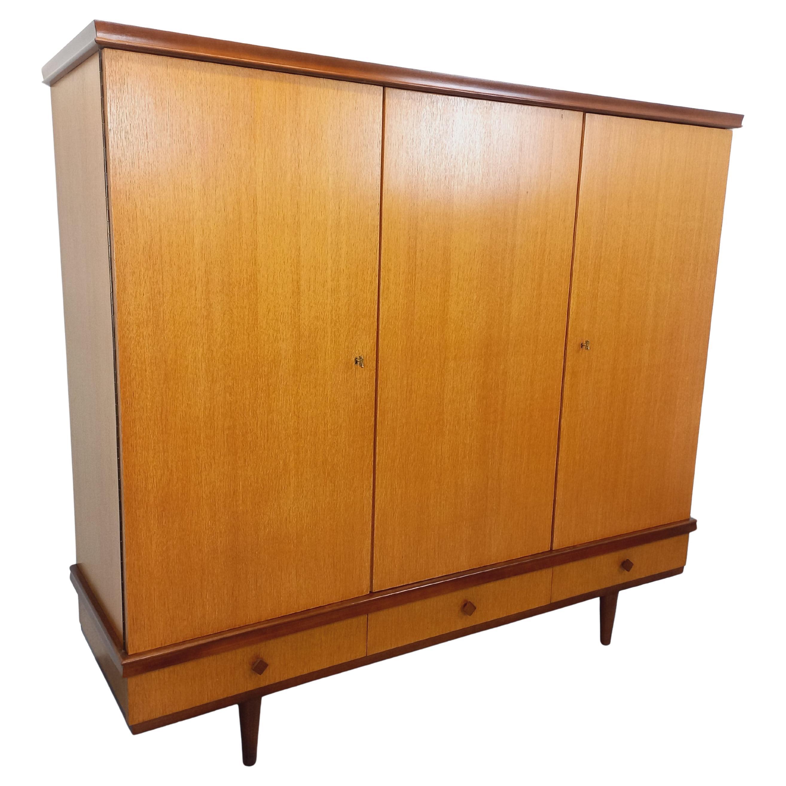 Armoire vintage Gaston Poisson en bois des années 60