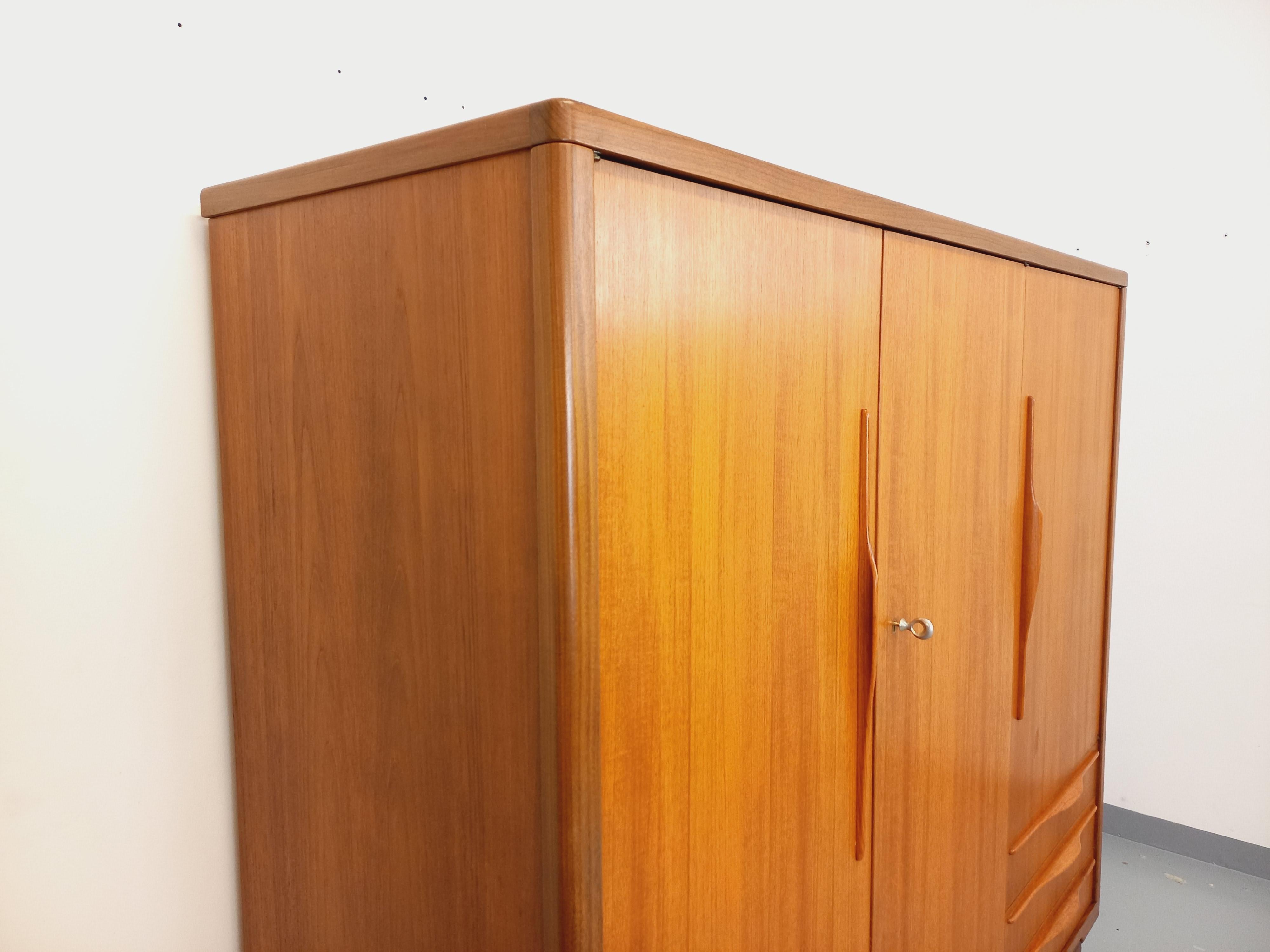 Armoire vintage scandinave en teck des années 60 en venta 4