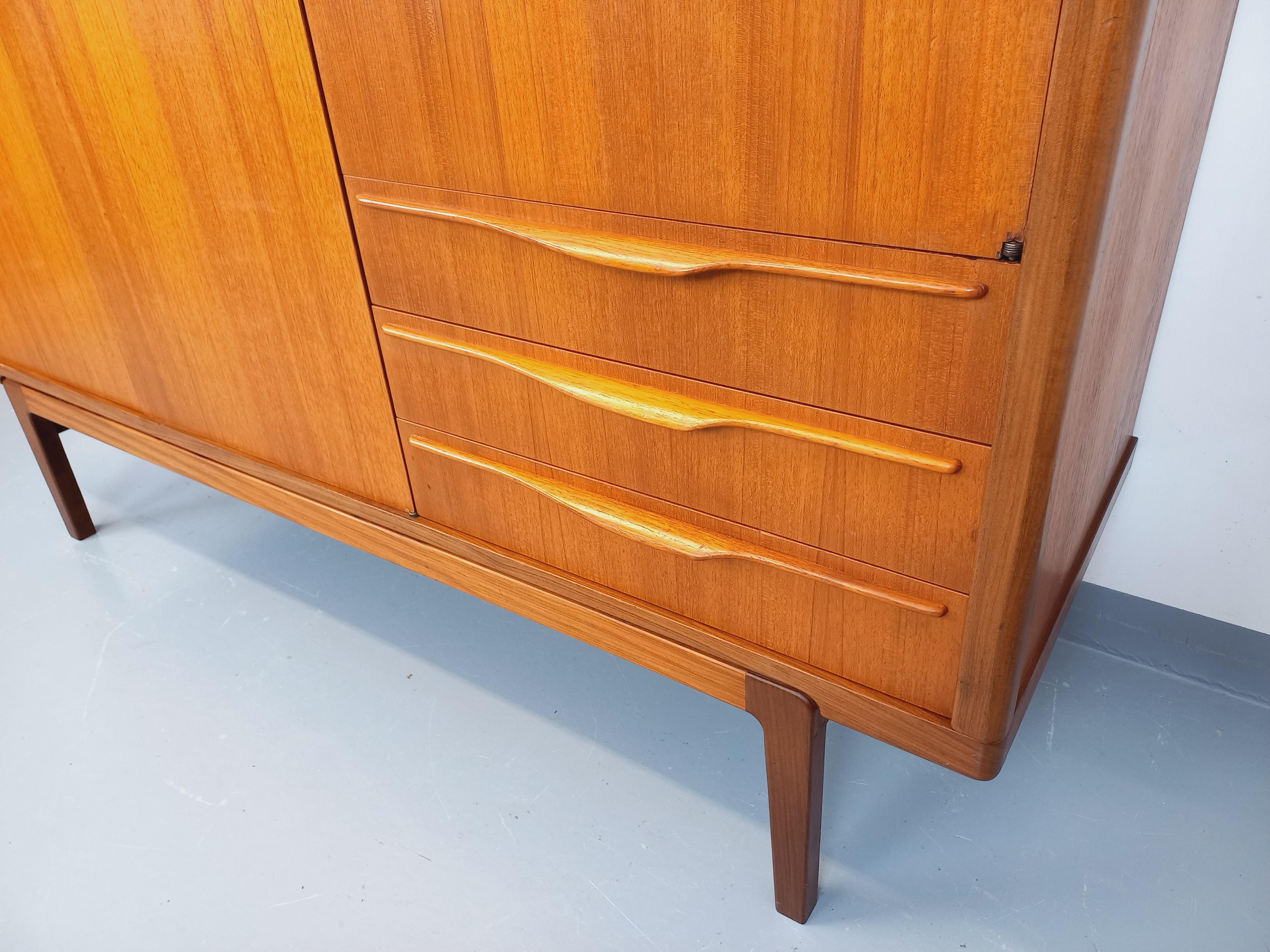 Armoire vintage scandinave en teck des années 60 en Bueno estado para la venta en BESANÇON, FR