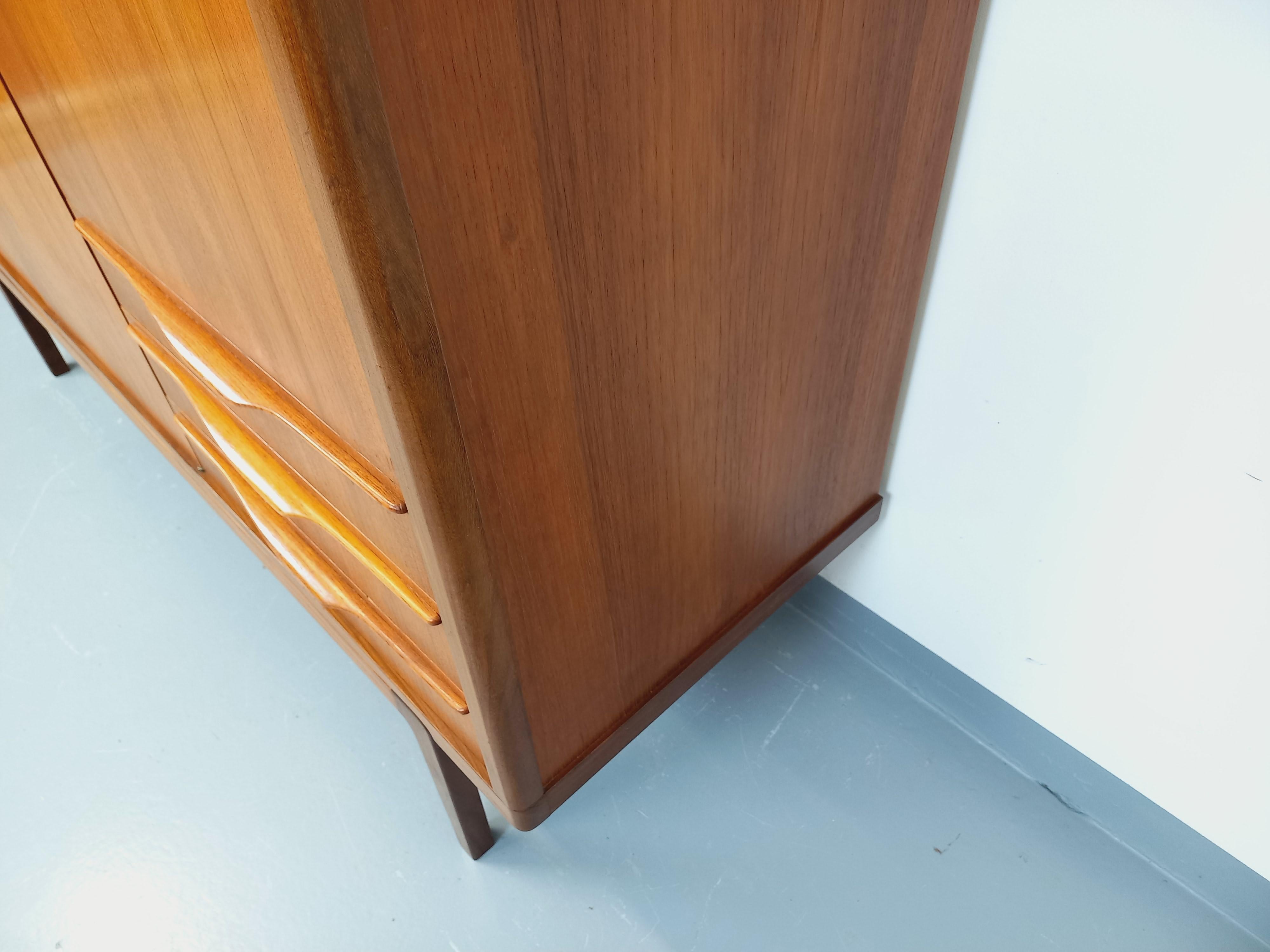 Armoire vintage scandinave en teck des années 60 Teca en venta