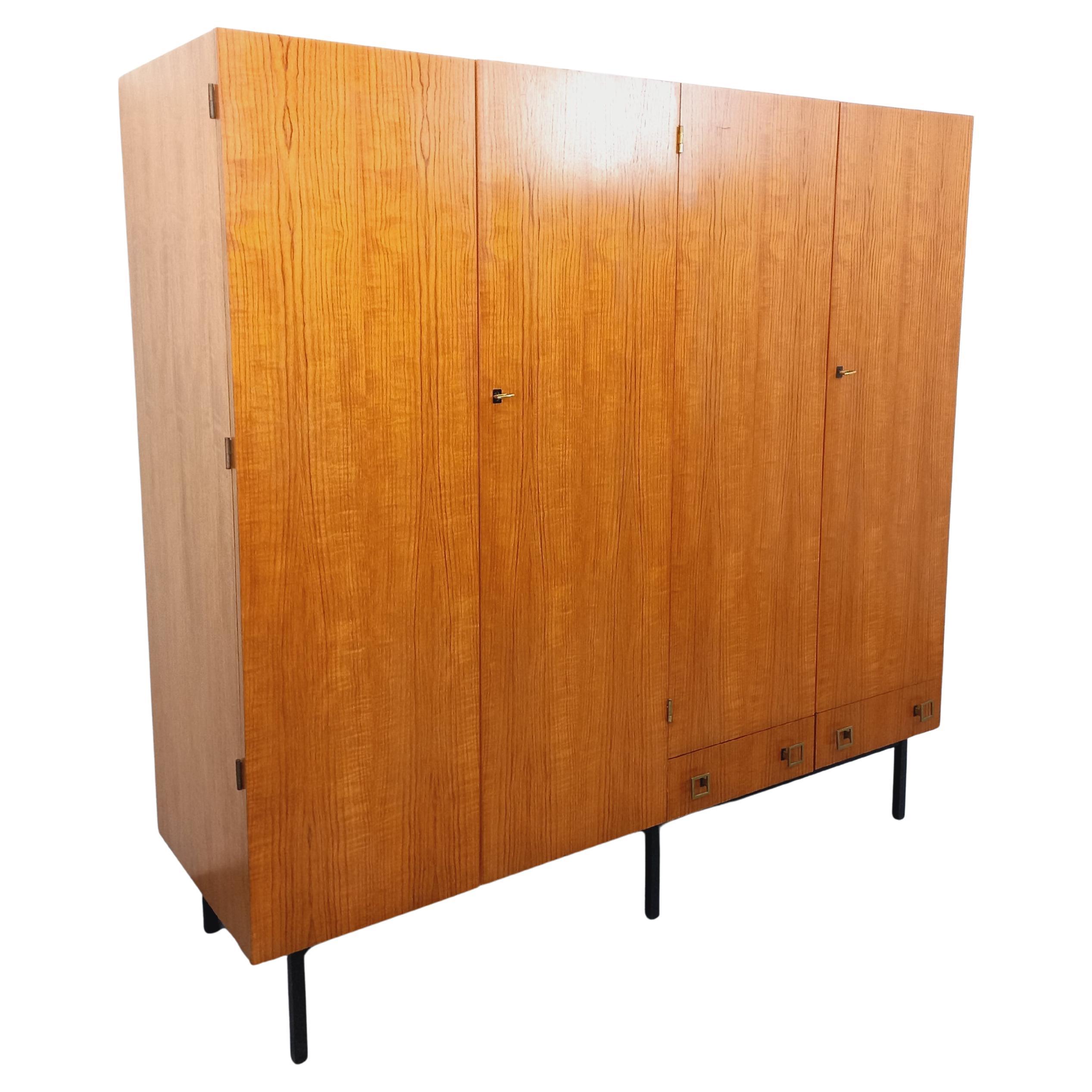 Armoire vintage style moderniste en teck et métal des années 60