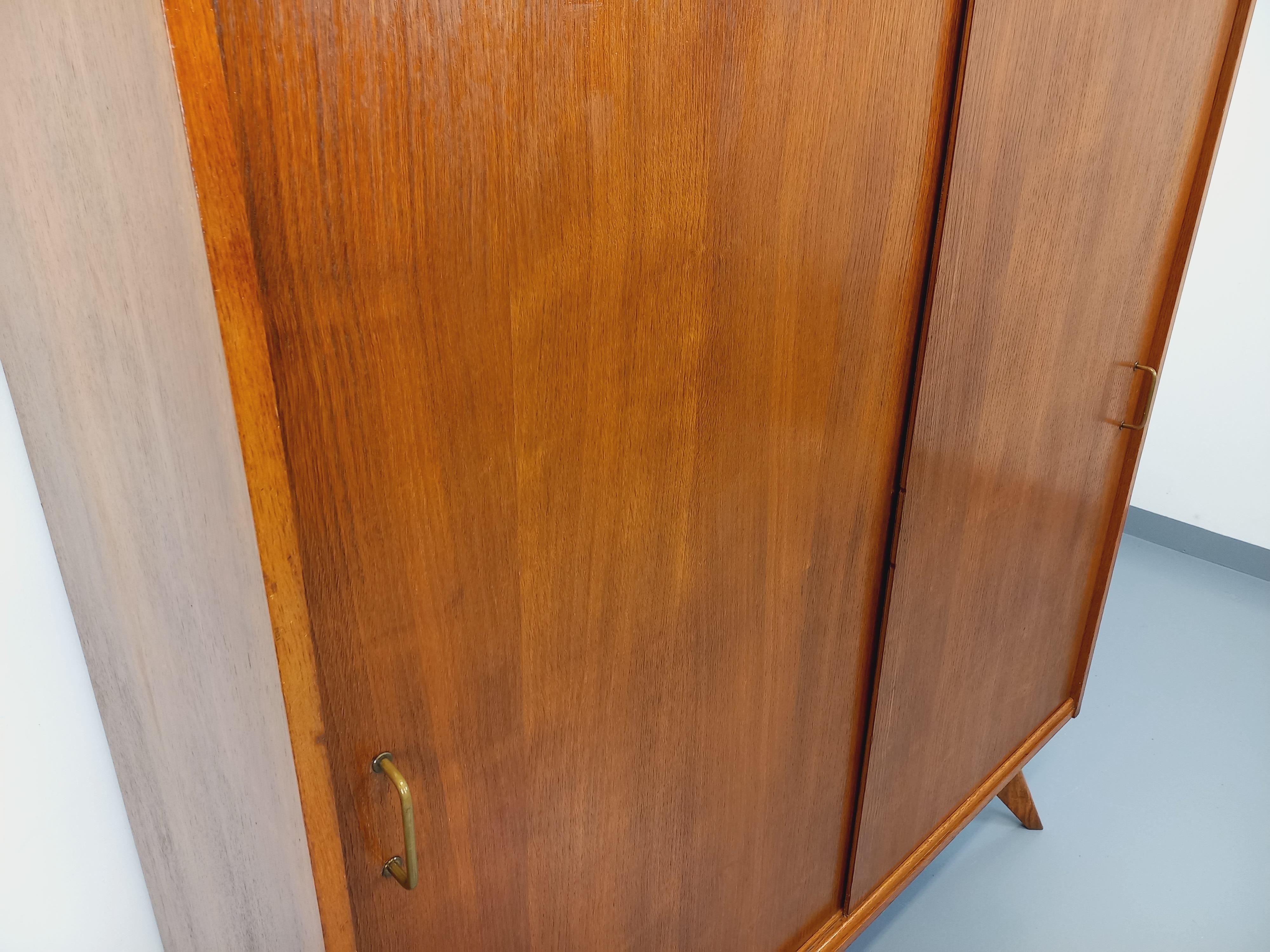 Armoire vintage style scandinave en bois de chêne des années 60 7