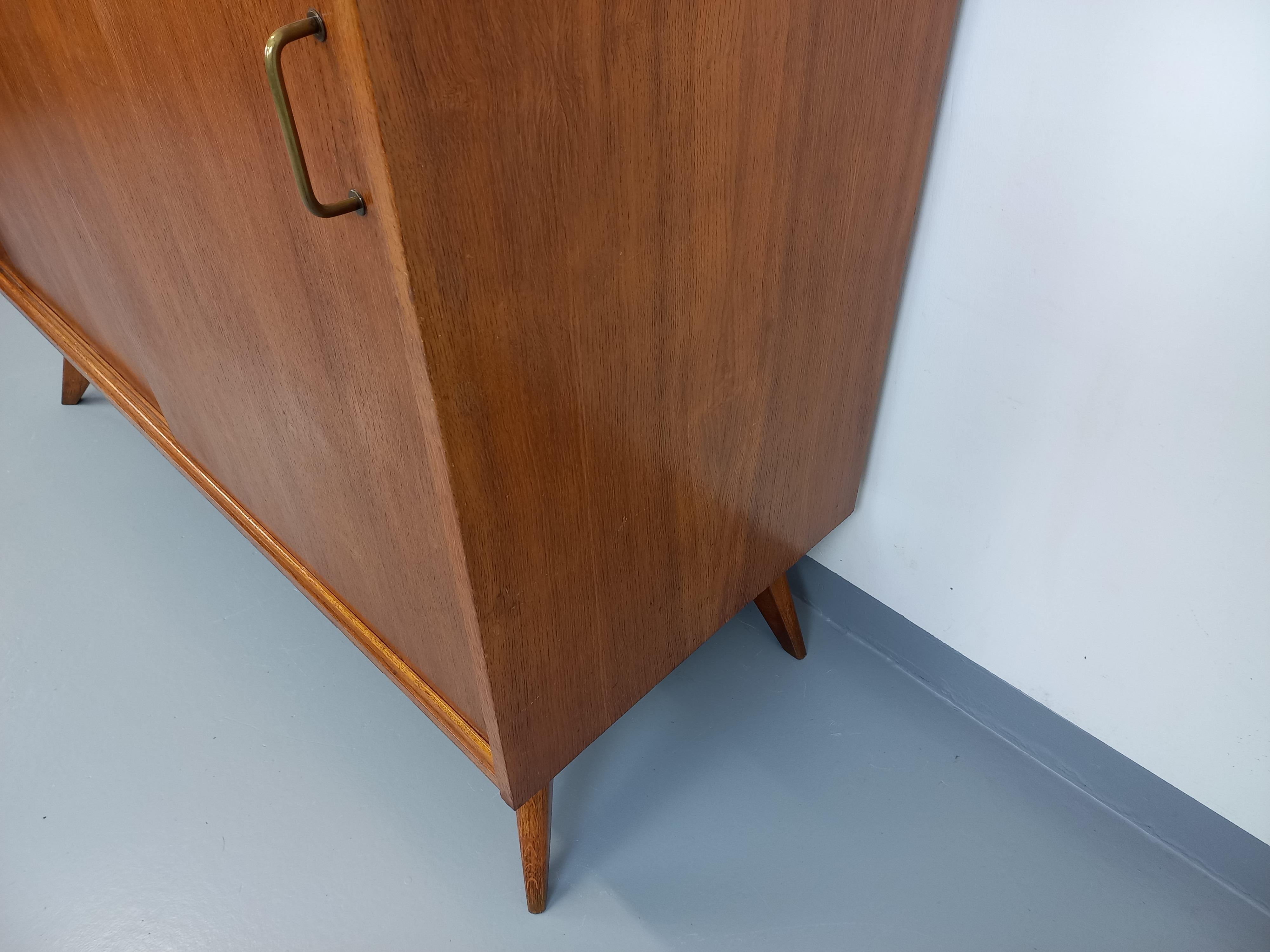 Armoire vintage style scandinave en bois de chêne des années 60 8