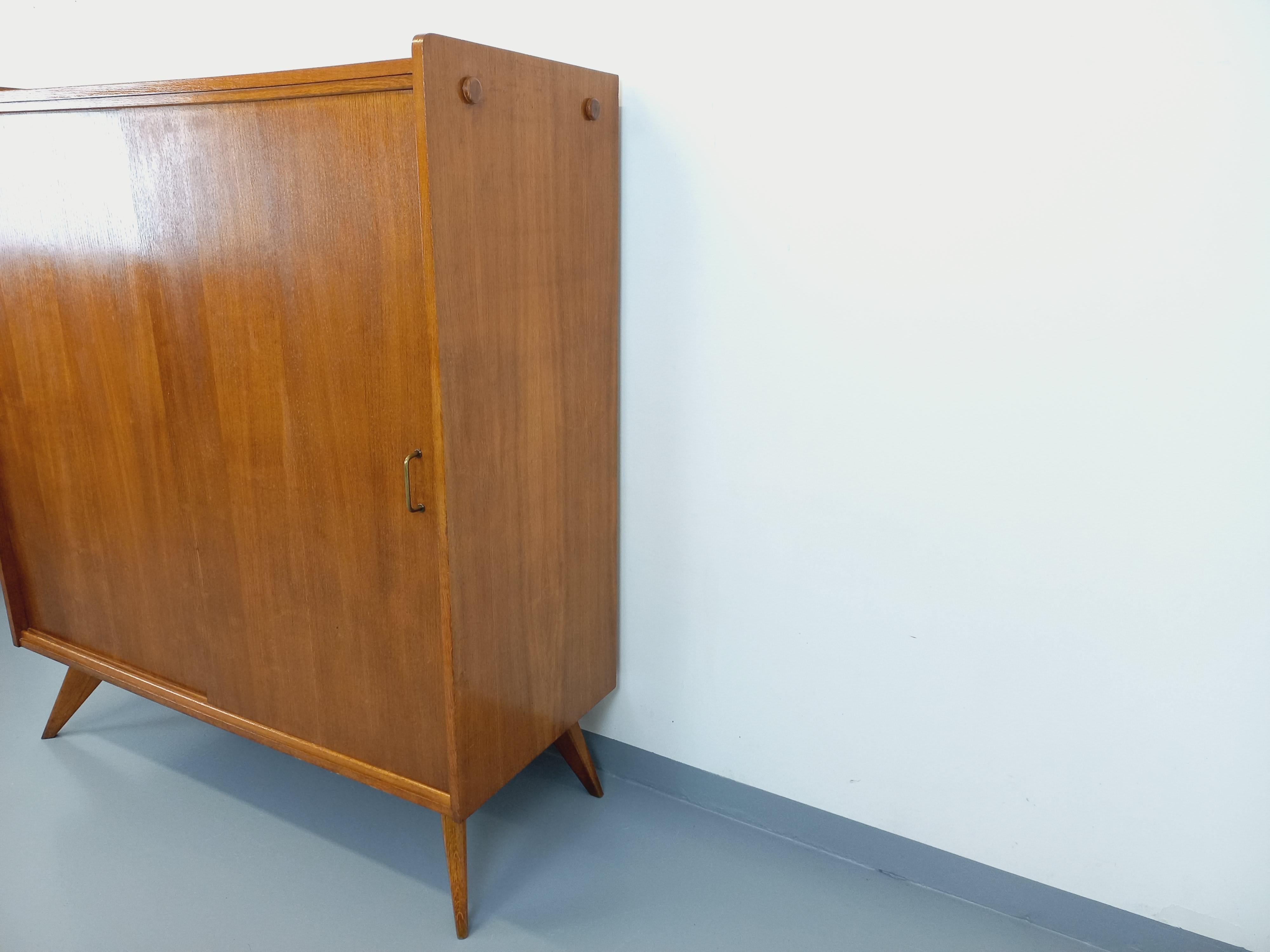 Armoire vintage style scandinave en bois de chêne des années 60 9