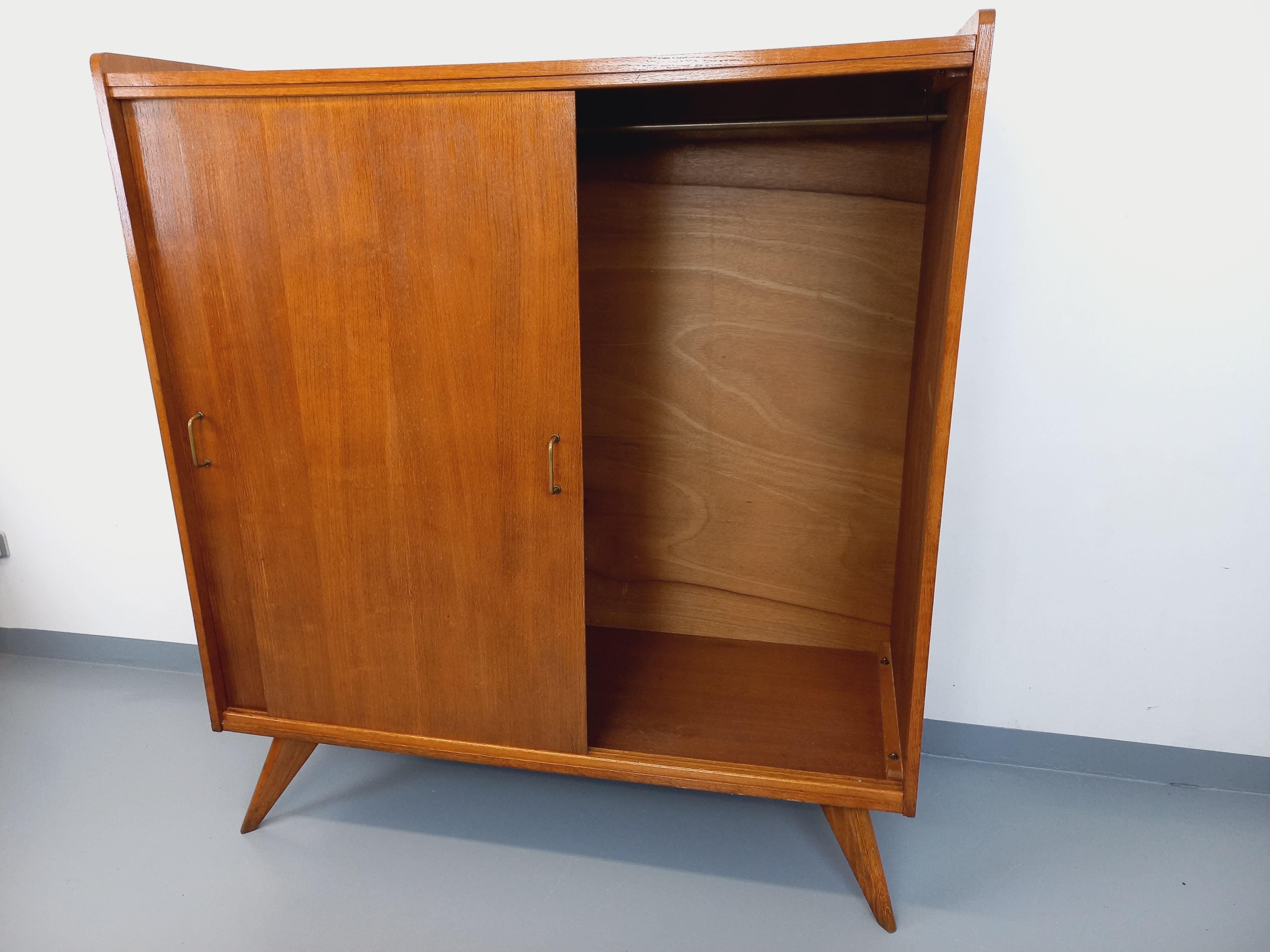 Armoire vintage style scandinave des années 60, en bois de chêne, très beaux pieds compas, une grande penderie intérieure, 2 portes coulissantes, poignées en laiton. Bon état général avec des signes du temps qui passe.
Réf 241 024
Hauteur : 167