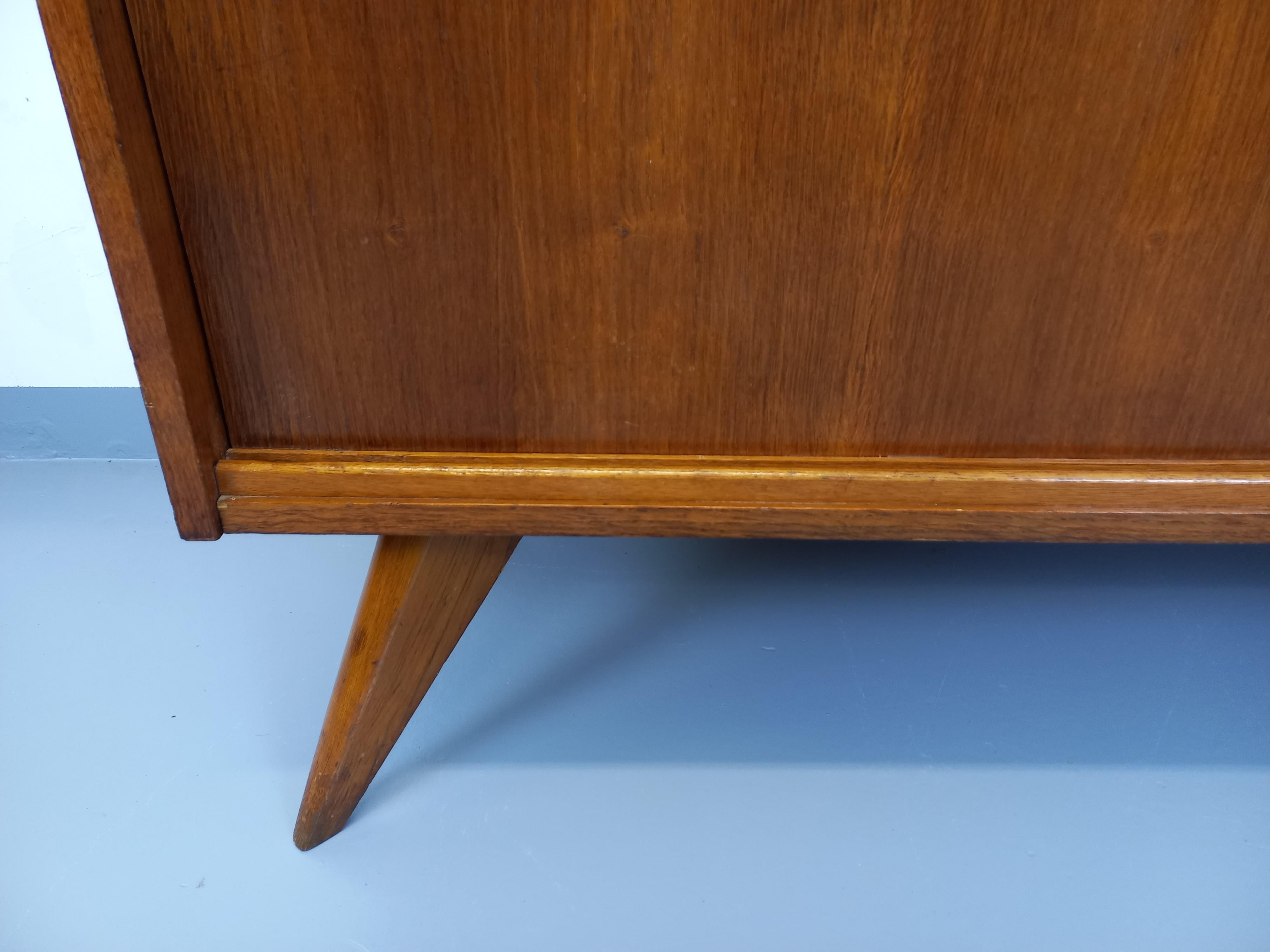 Armoire vintage style scandinave en bois de chêne des années 60 Bon état à BESANÇON, FR