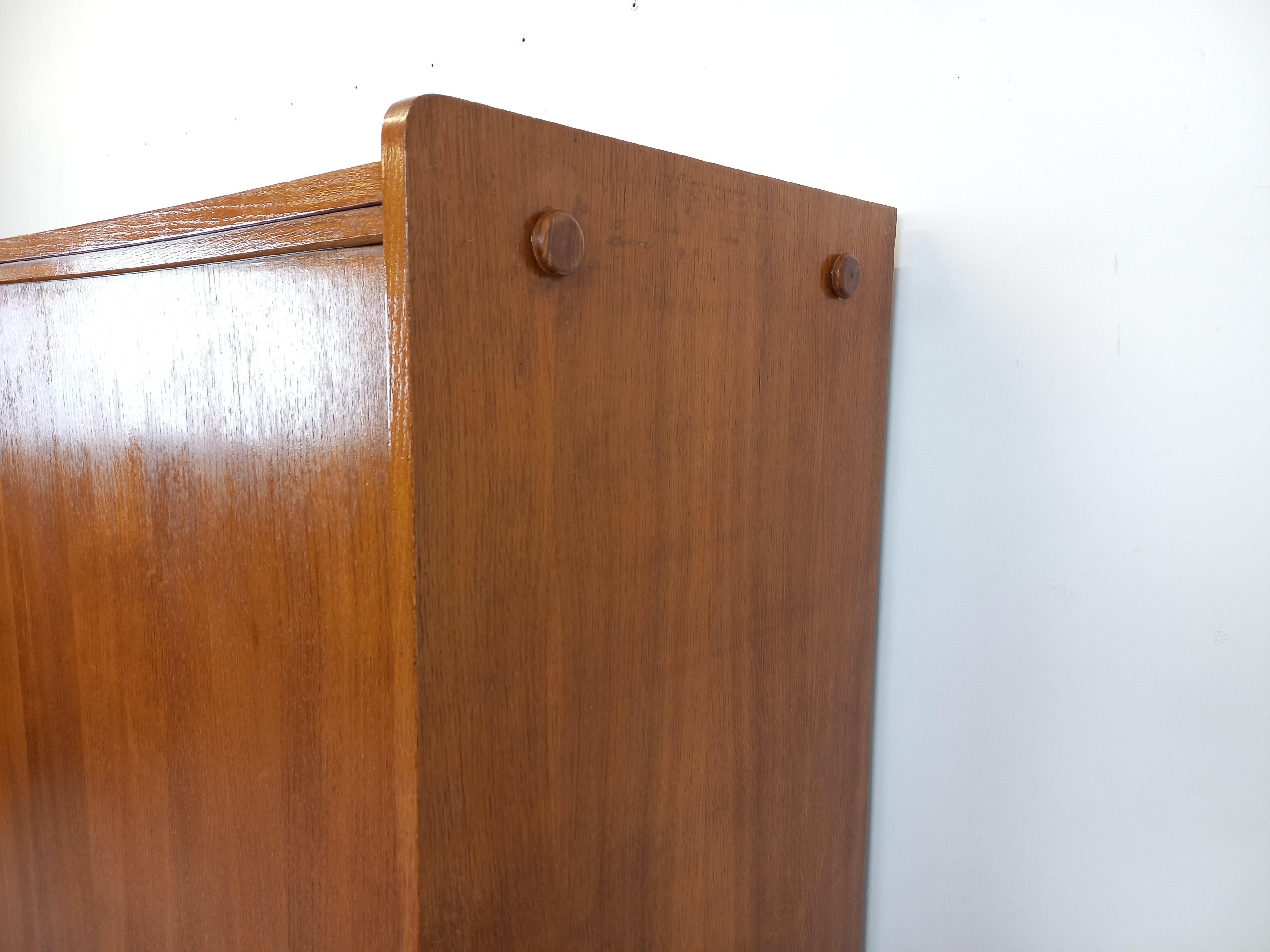 Milieu du XXe siècle Armoire vintage style scandinave en bois de chêne des années 60