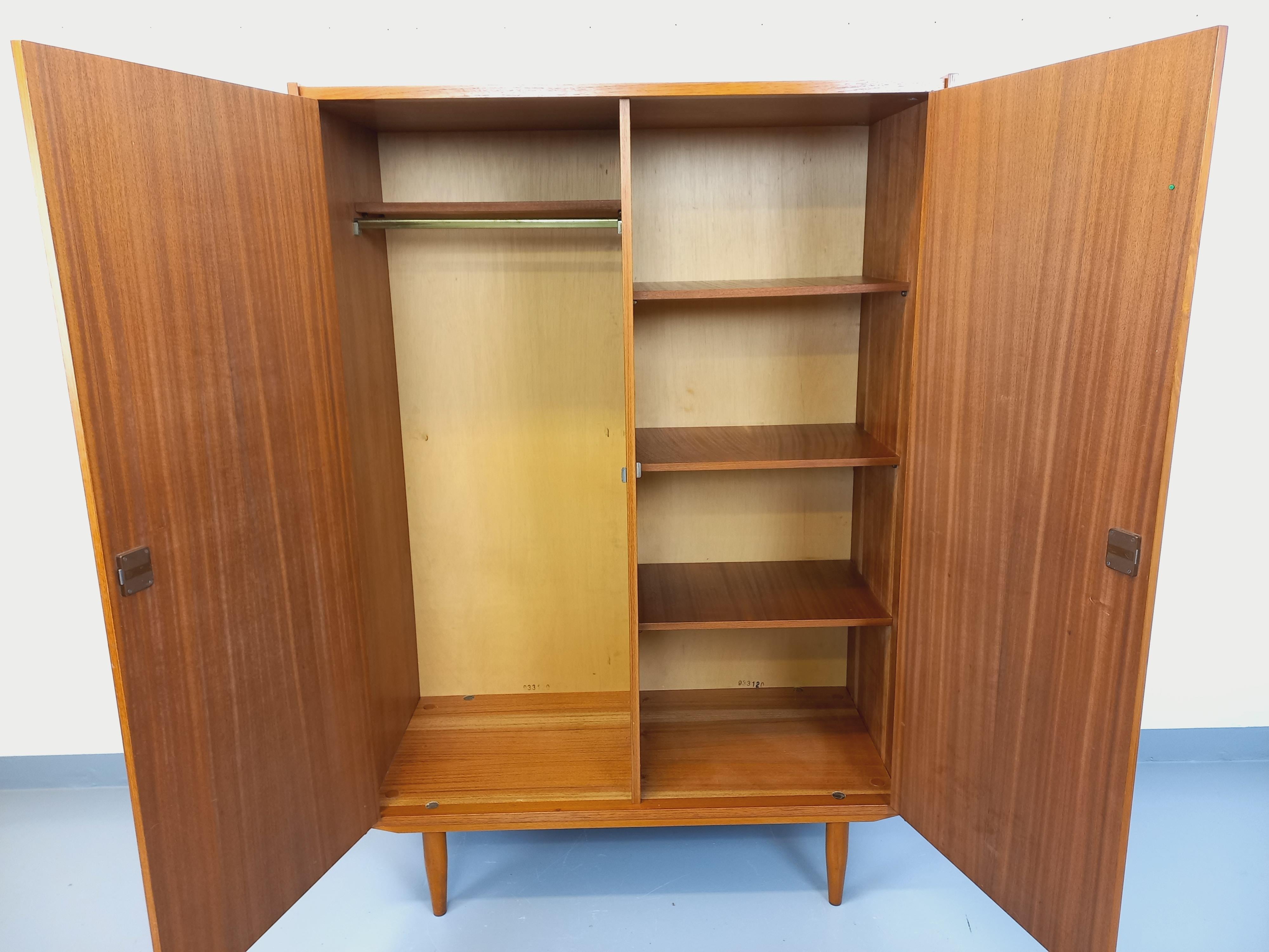 Armoire vintage style scandinave en teck des années 60 en vente 3