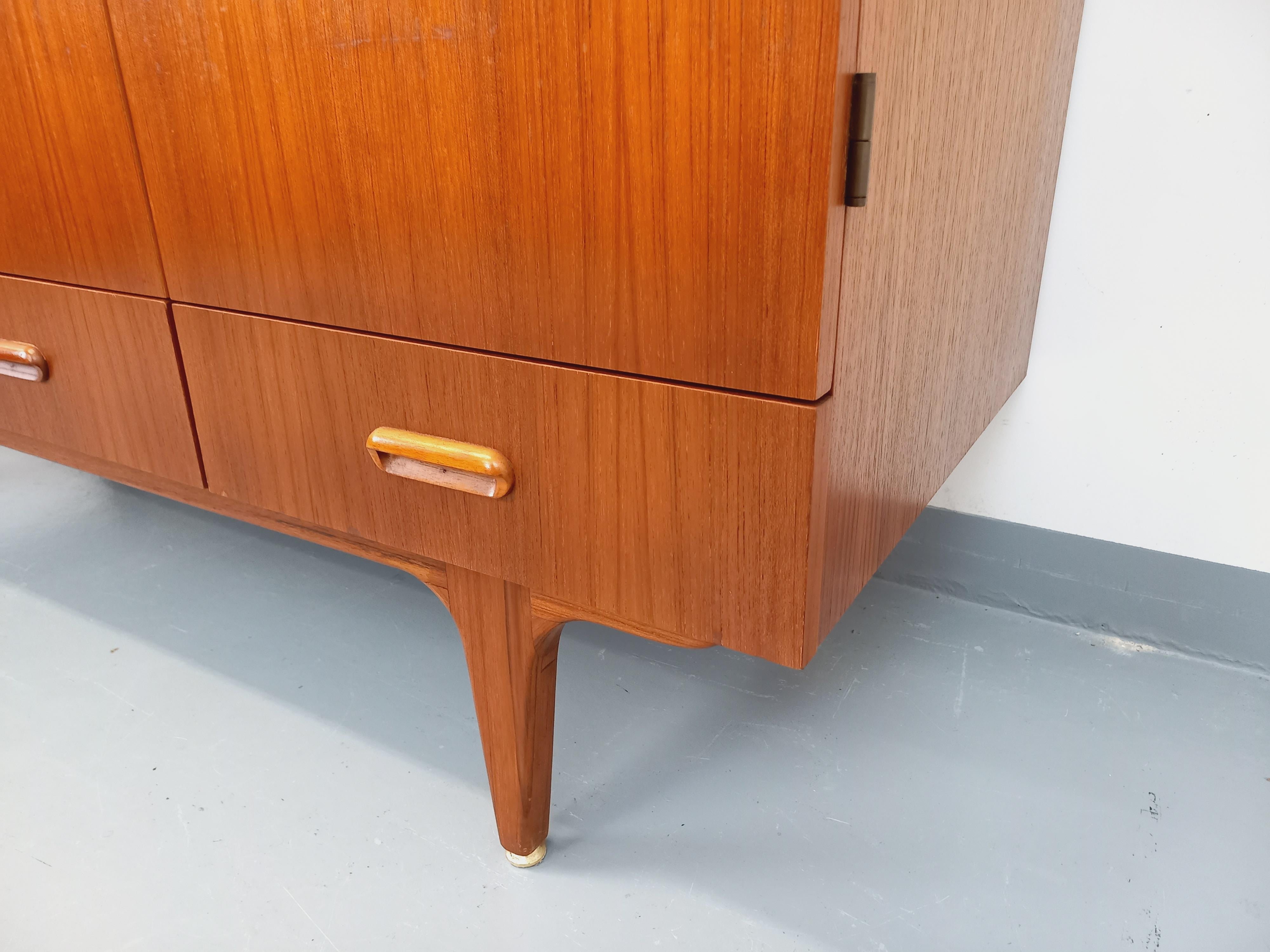 Armoire vintage in stile scandinavo in legno degli anni '60 in vendita 7