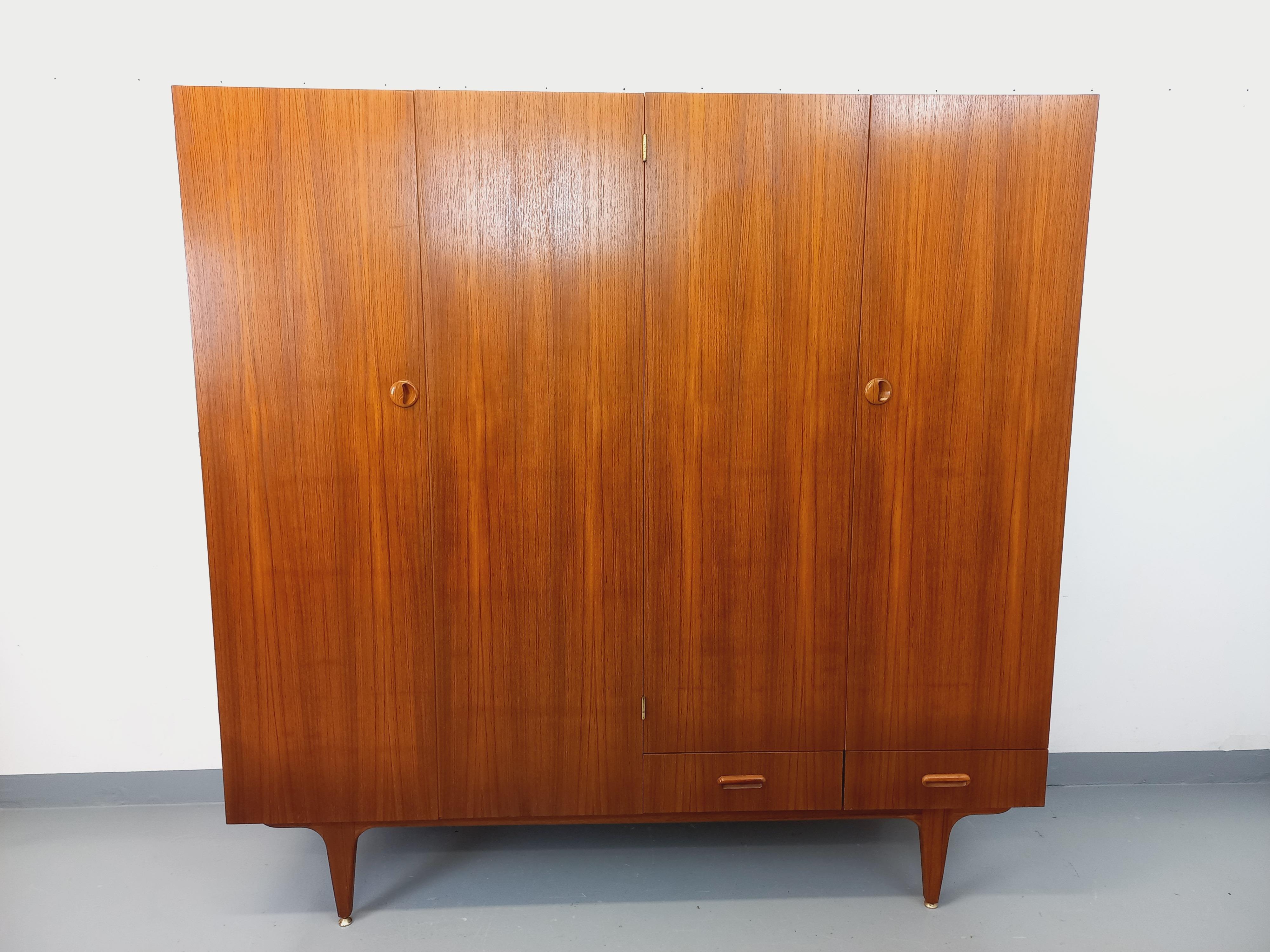 Armoire vintage style scandinave des années 60, en teck, jolies poignées, pieds compas, pieds laiton ajustables en hauteur. Un sacco di spazi: 4 porte con spazio per il riposo, grandi sedie, 2 tavoli. Très bon état général.
Rif. 250 802
Altezza: 179