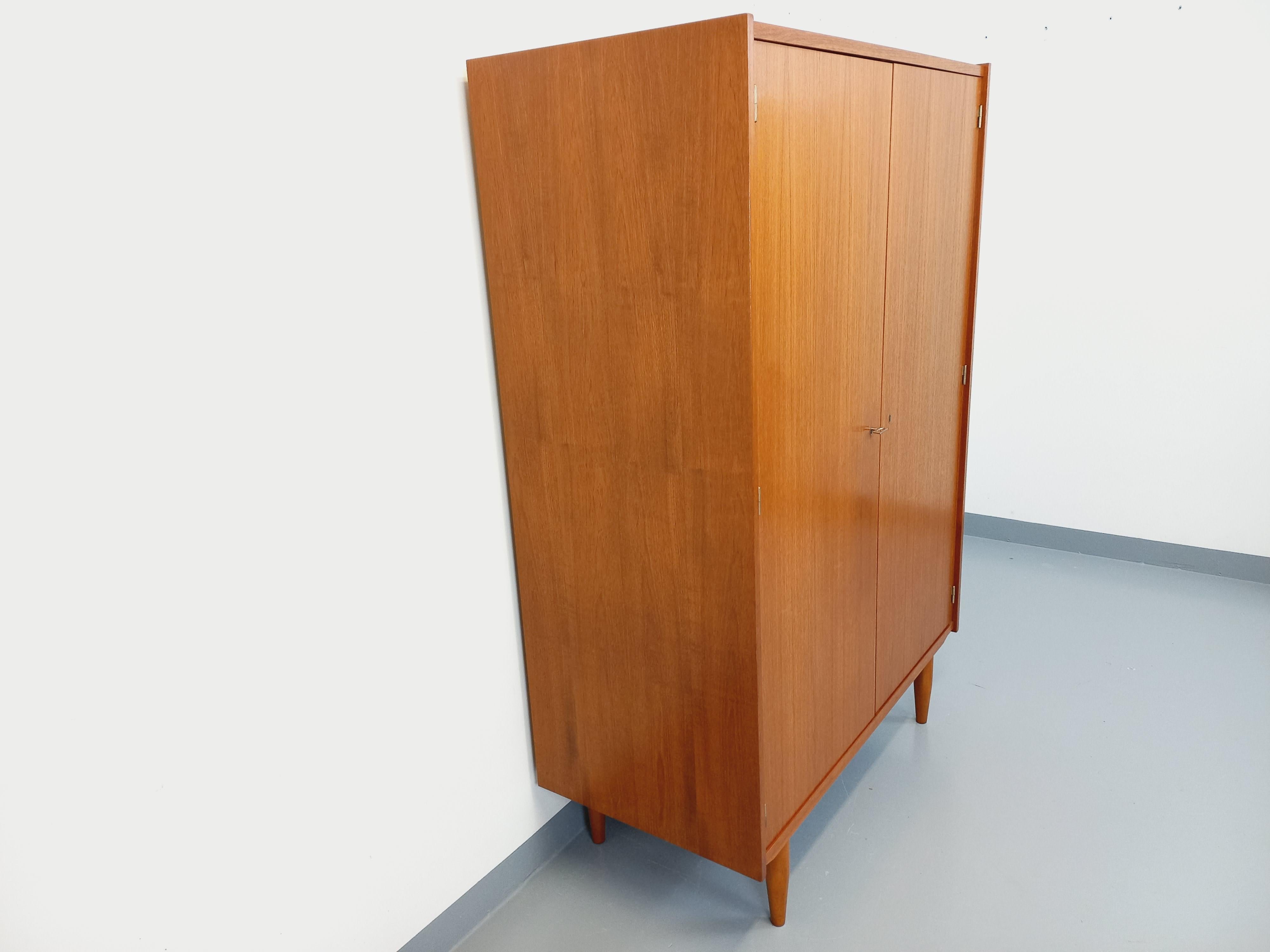 Scandinave moderne Armoire vintage style scandinave en teck des années 60 en vente