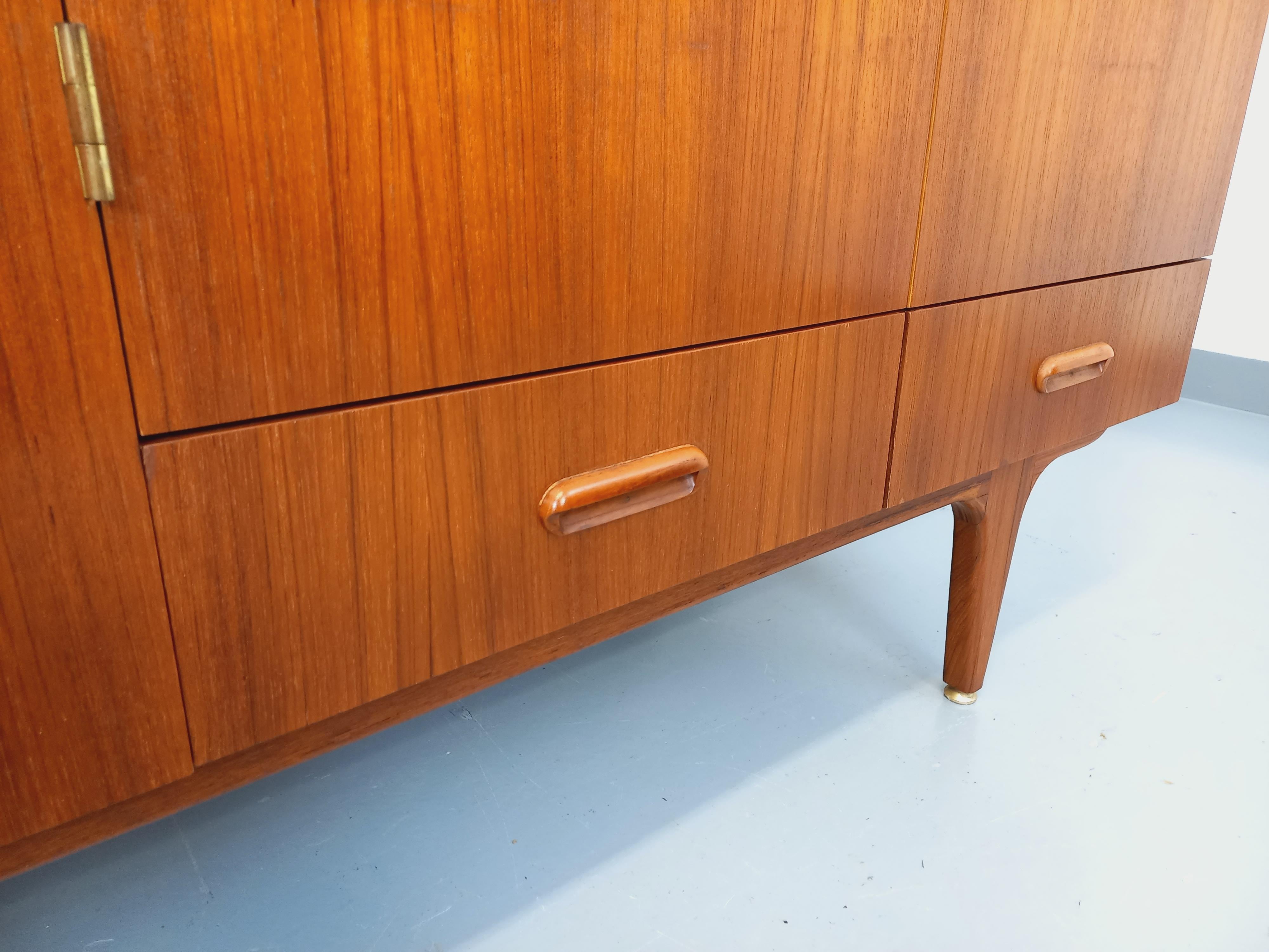 Scandinavo moderno Armoire vintage in stile scandinavo in legno degli anni '60 in vendita