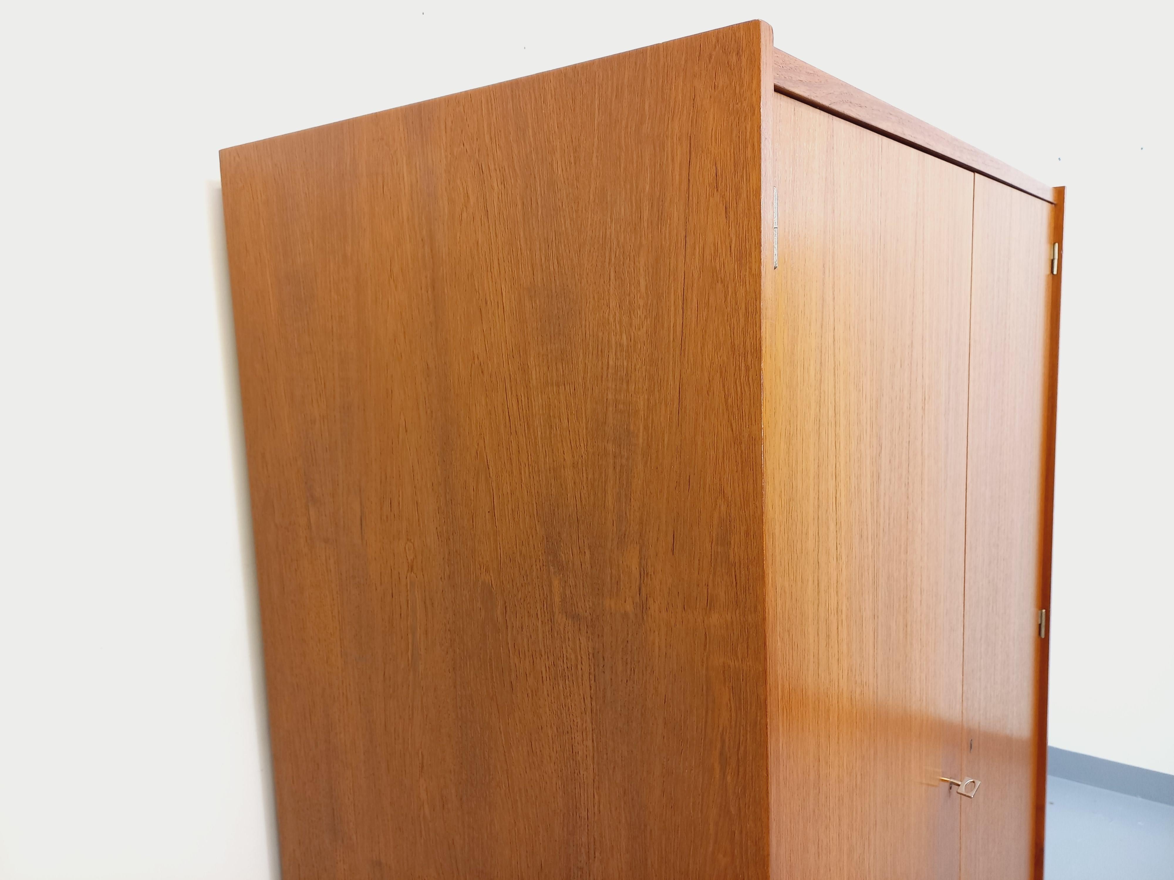 Français Armoire vintage style scandinave en teck des années 60 en vente
