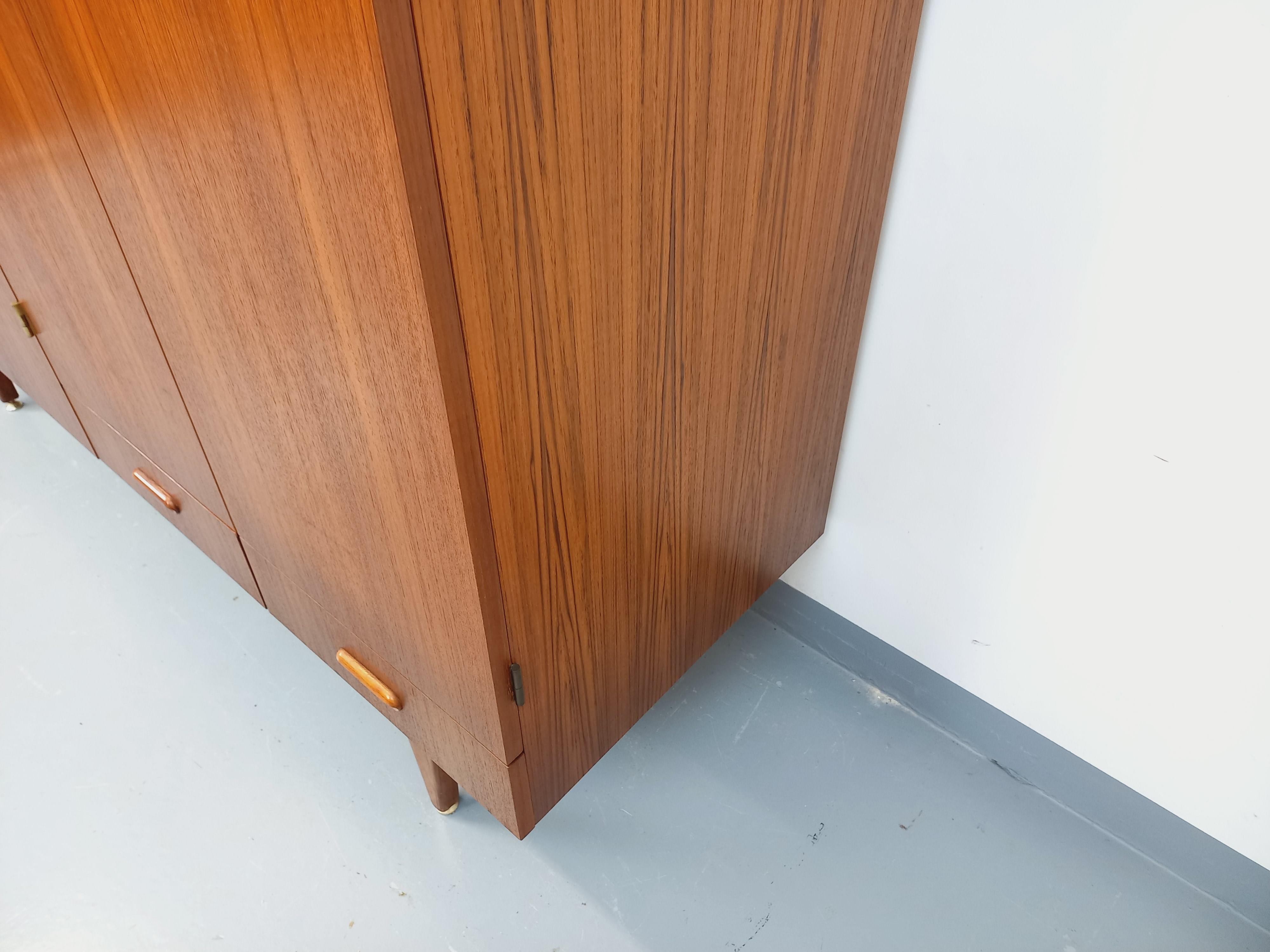 Scandinavo Armoire vintage in stile scandinavo in legno degli anni '60 in vendita