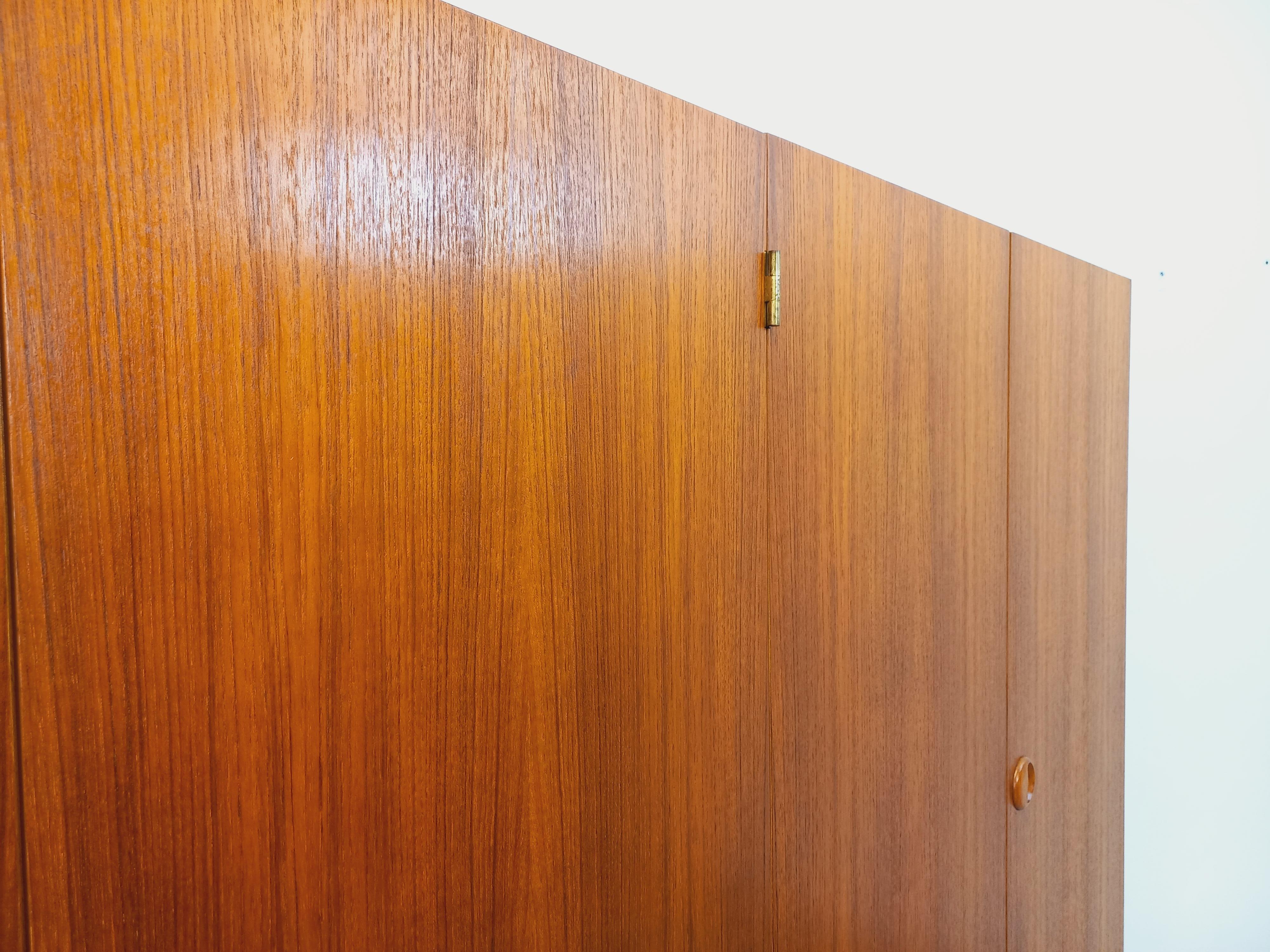 Armoire vintage in stile scandinavo in legno degli anni '60 In condizioni buone in vendita a BESANÇON, FR