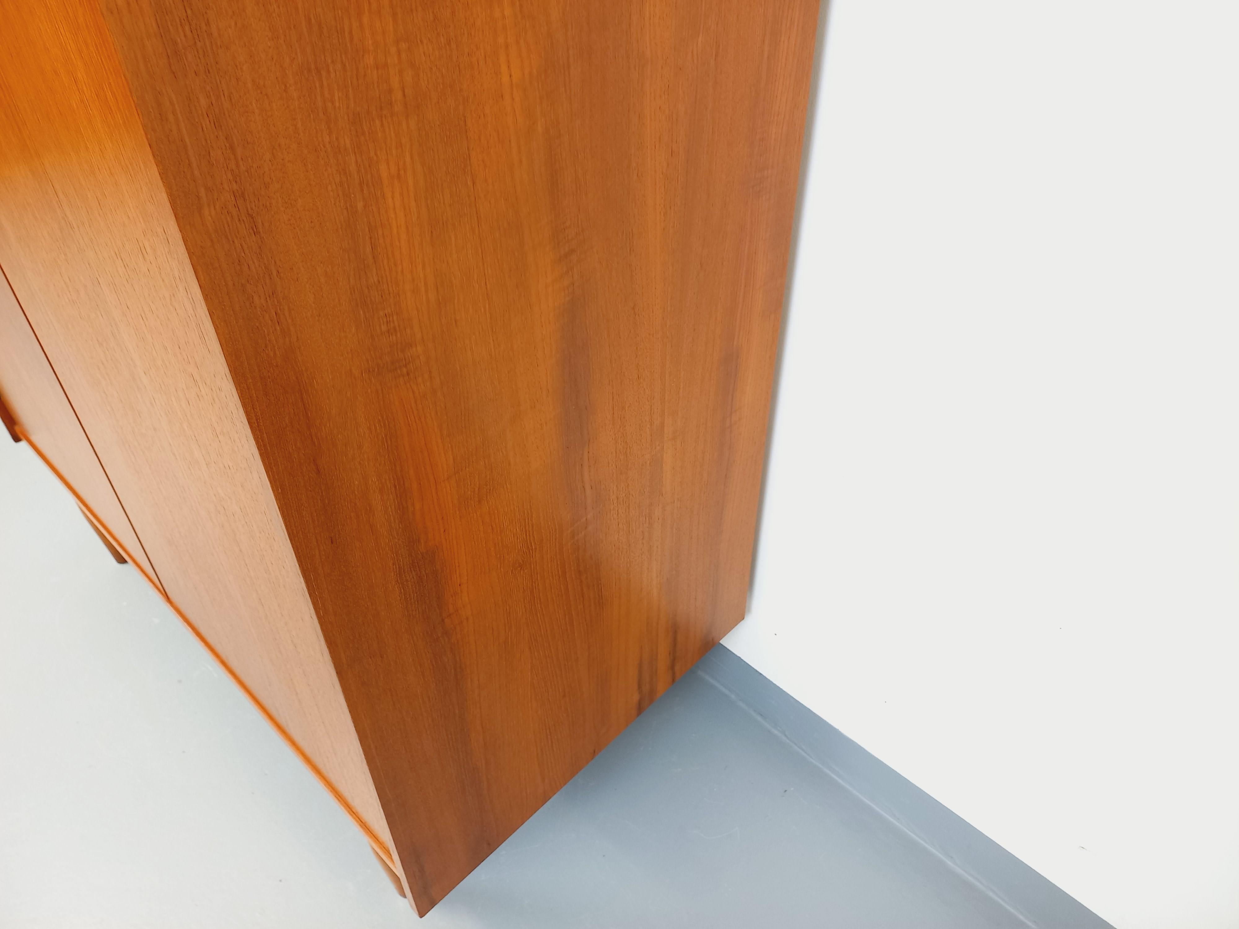 Milieu du XXe siècle Armoire vintage style scandinave en teck des années 60 en vente