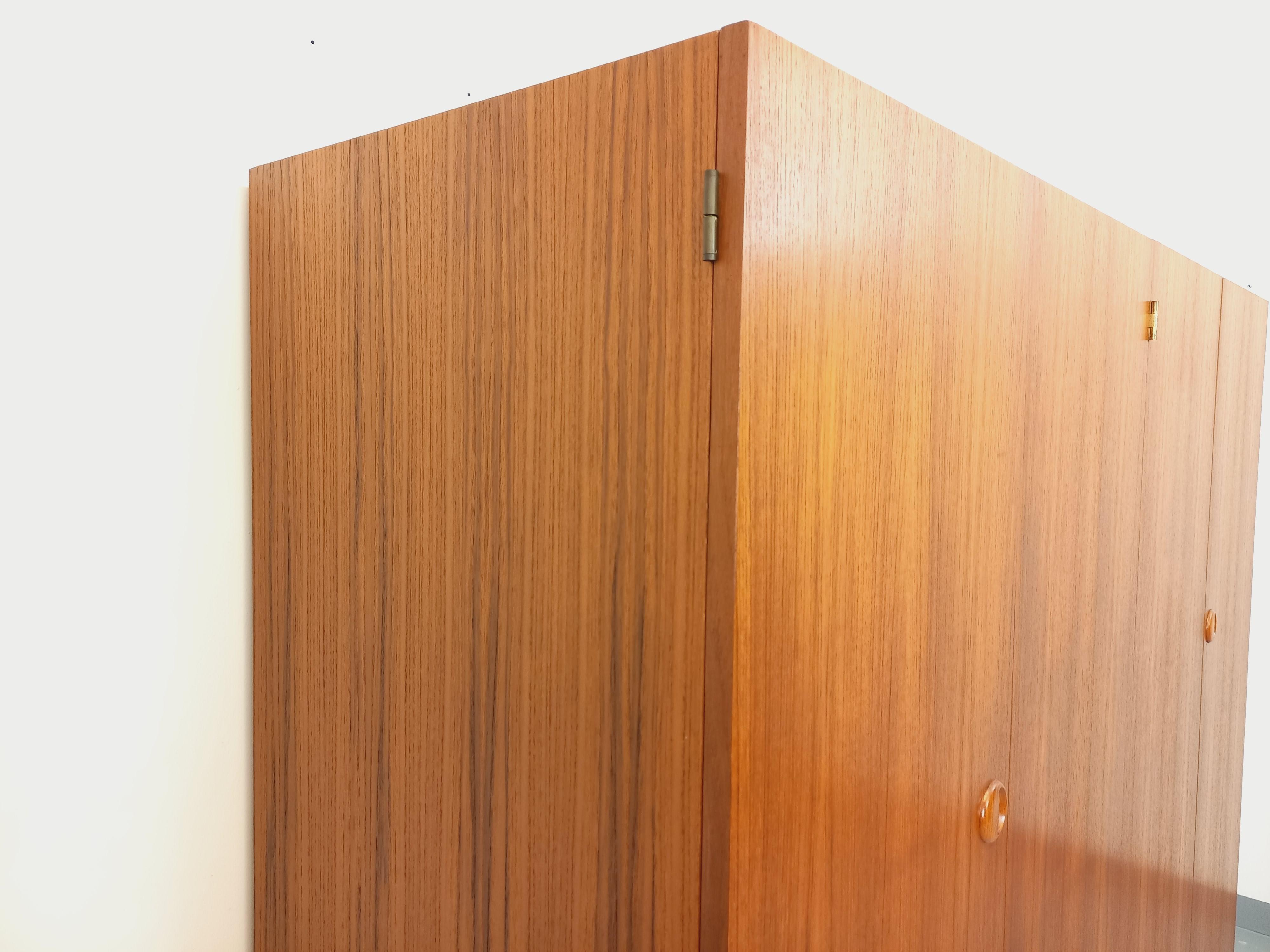 Metà XX secolo Armoire vintage in stile scandinavo in legno degli anni '60 in vendita