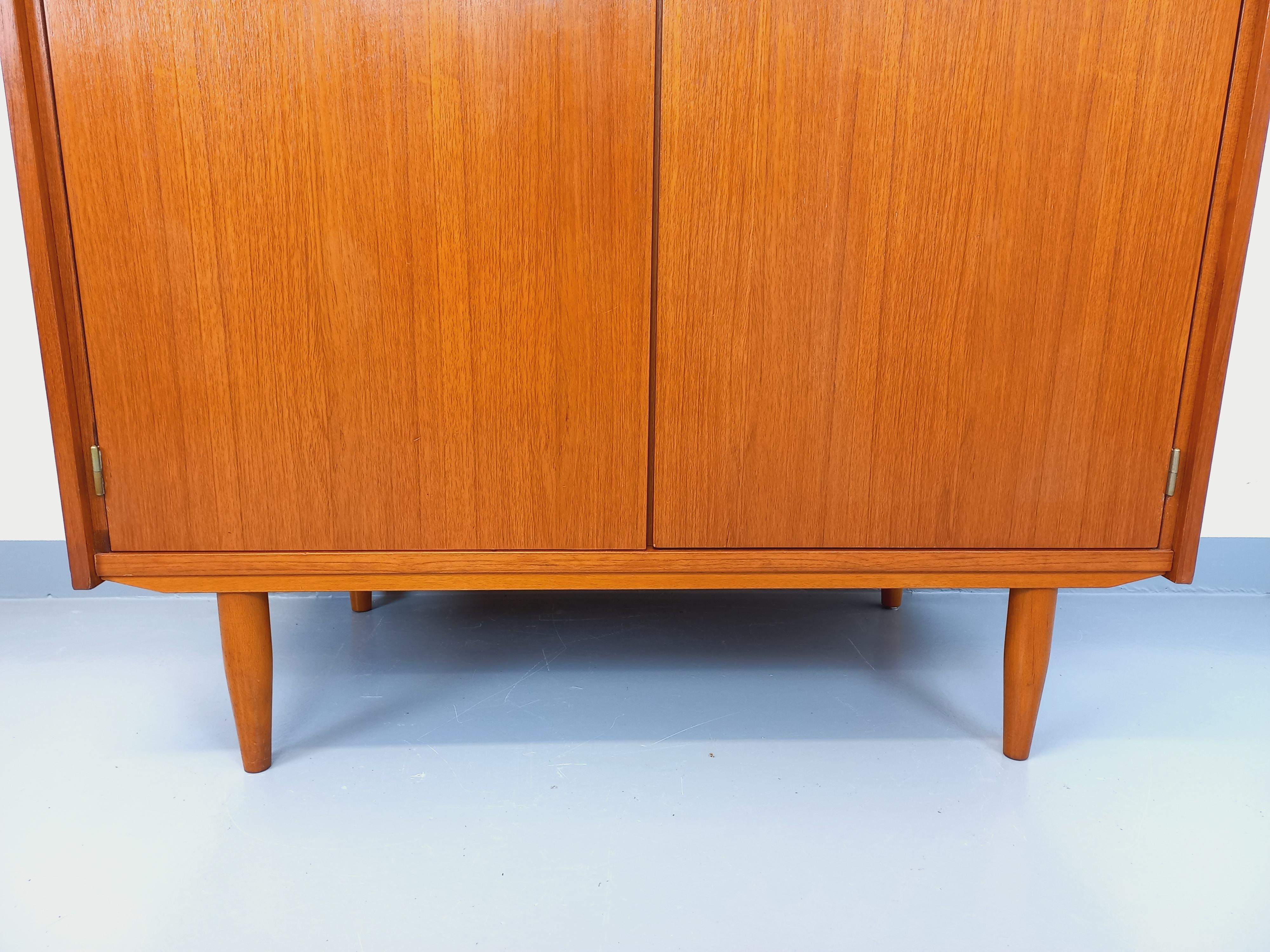 Teck Armoire vintage style scandinave en teck des années 60 en vente