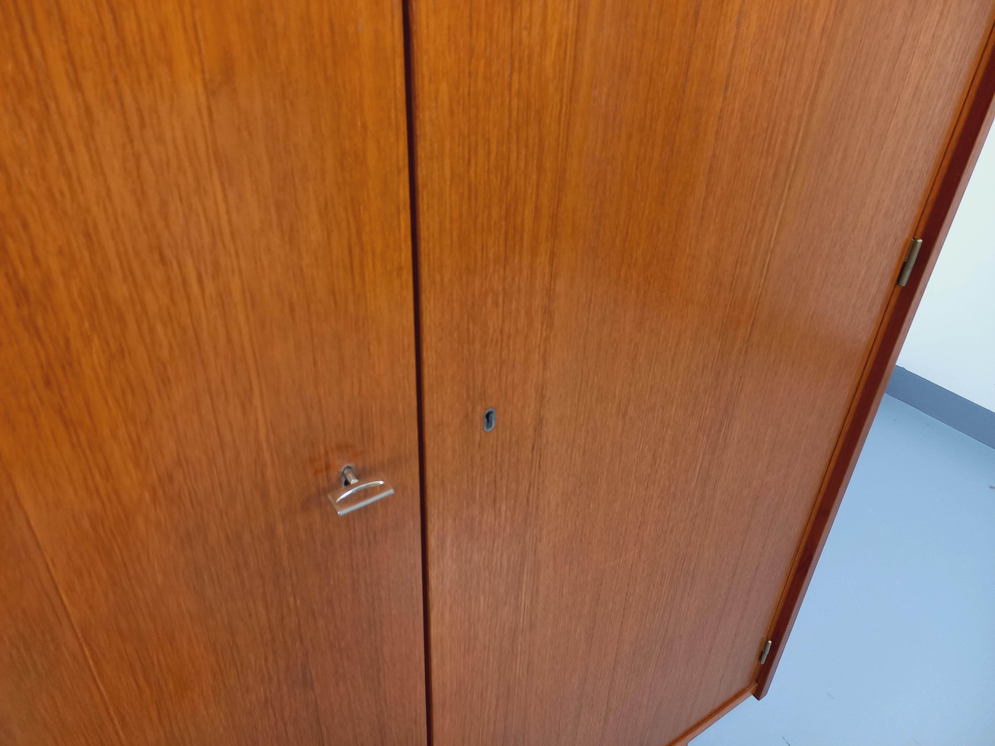 Armoire vintage style scandinave en teck des années 60 en vente 1