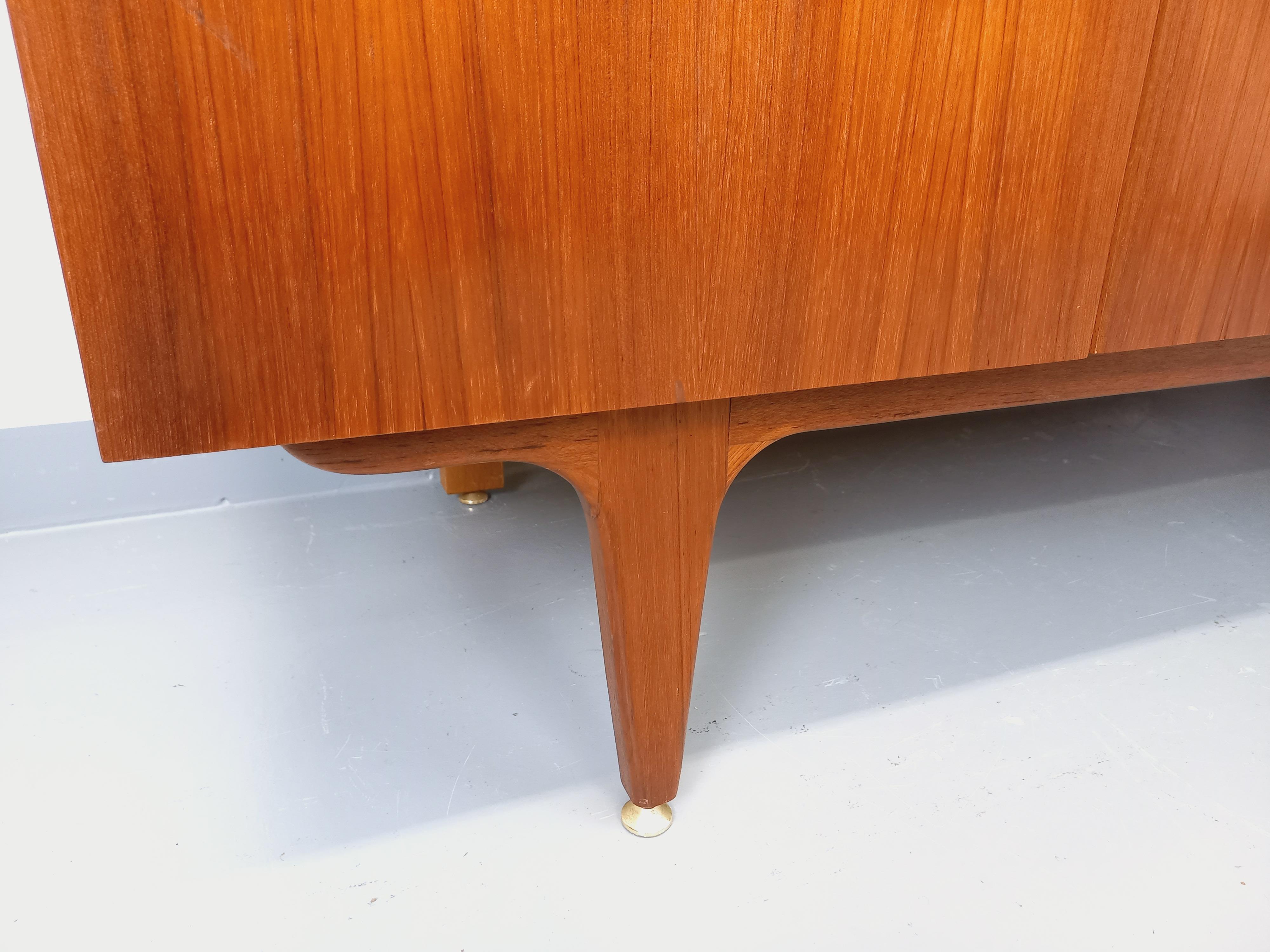 Armoire vintage in stile scandinavo in legno degli anni '60 in vendita 1