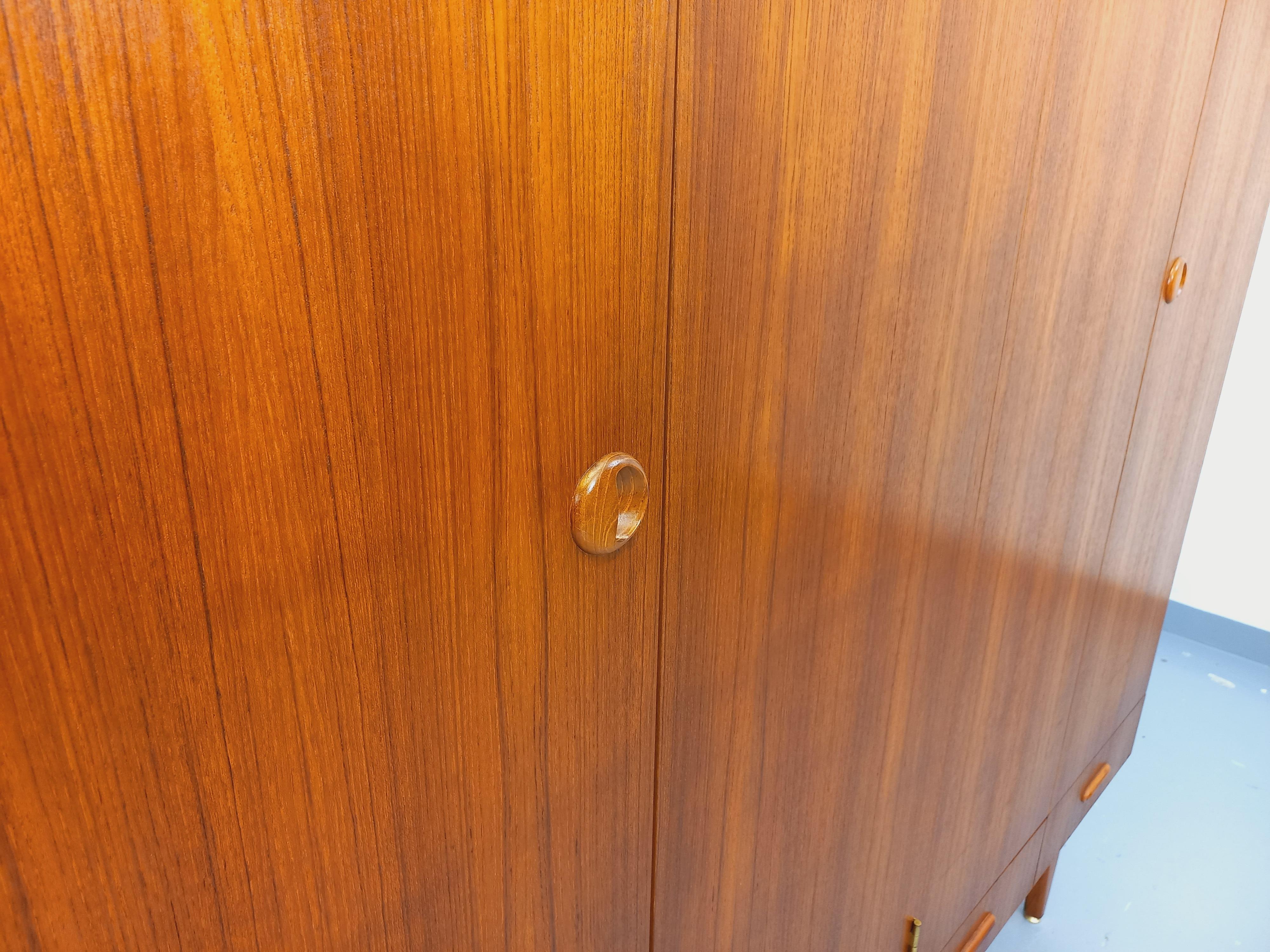 Armoire vintage in stile scandinavo in legno degli anni '60 in vendita 2