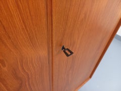 Armoire vintage style scandinave moderniste en teck et métal des années 60