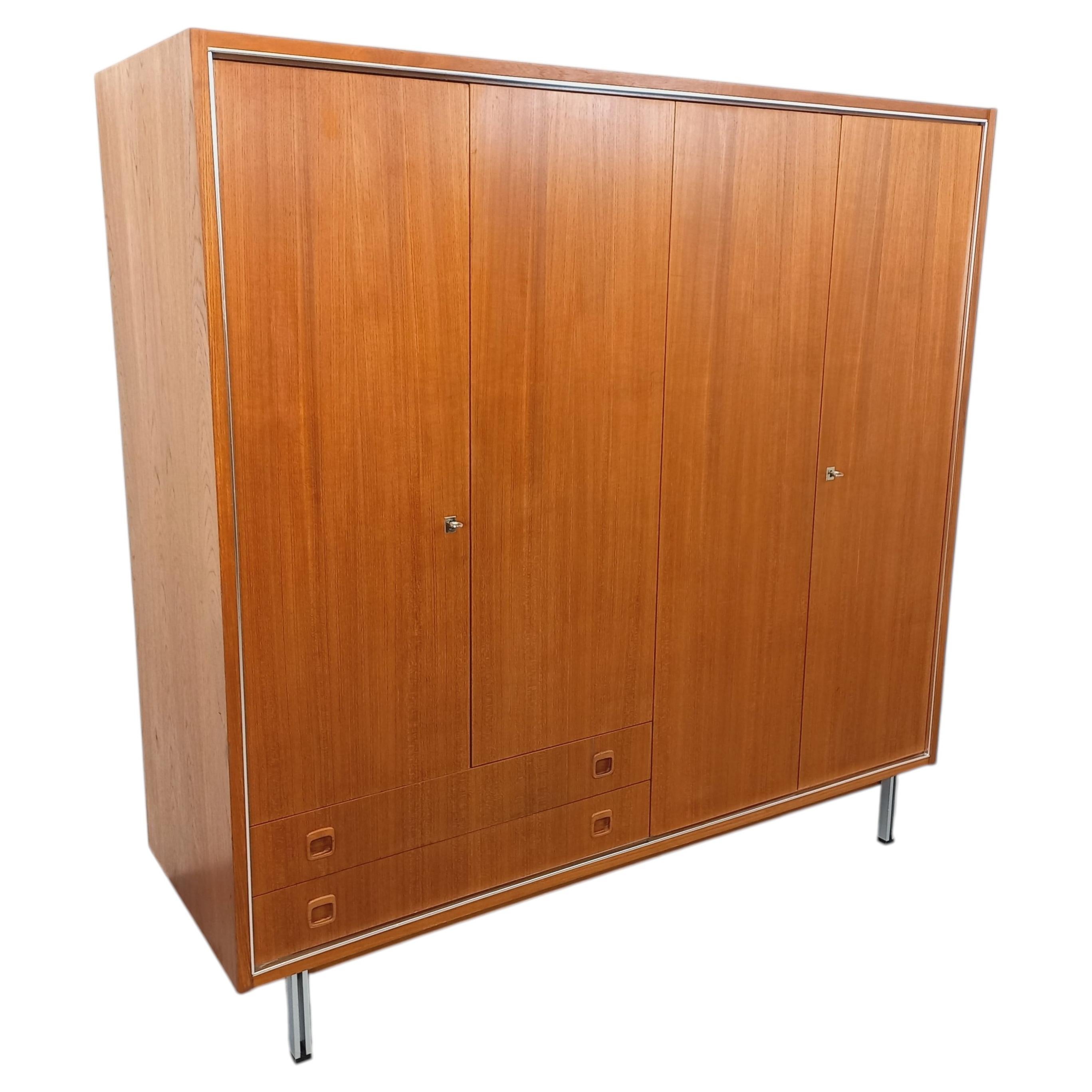 Armoire vintage style scandinave moderniste en teck et métal des années 60