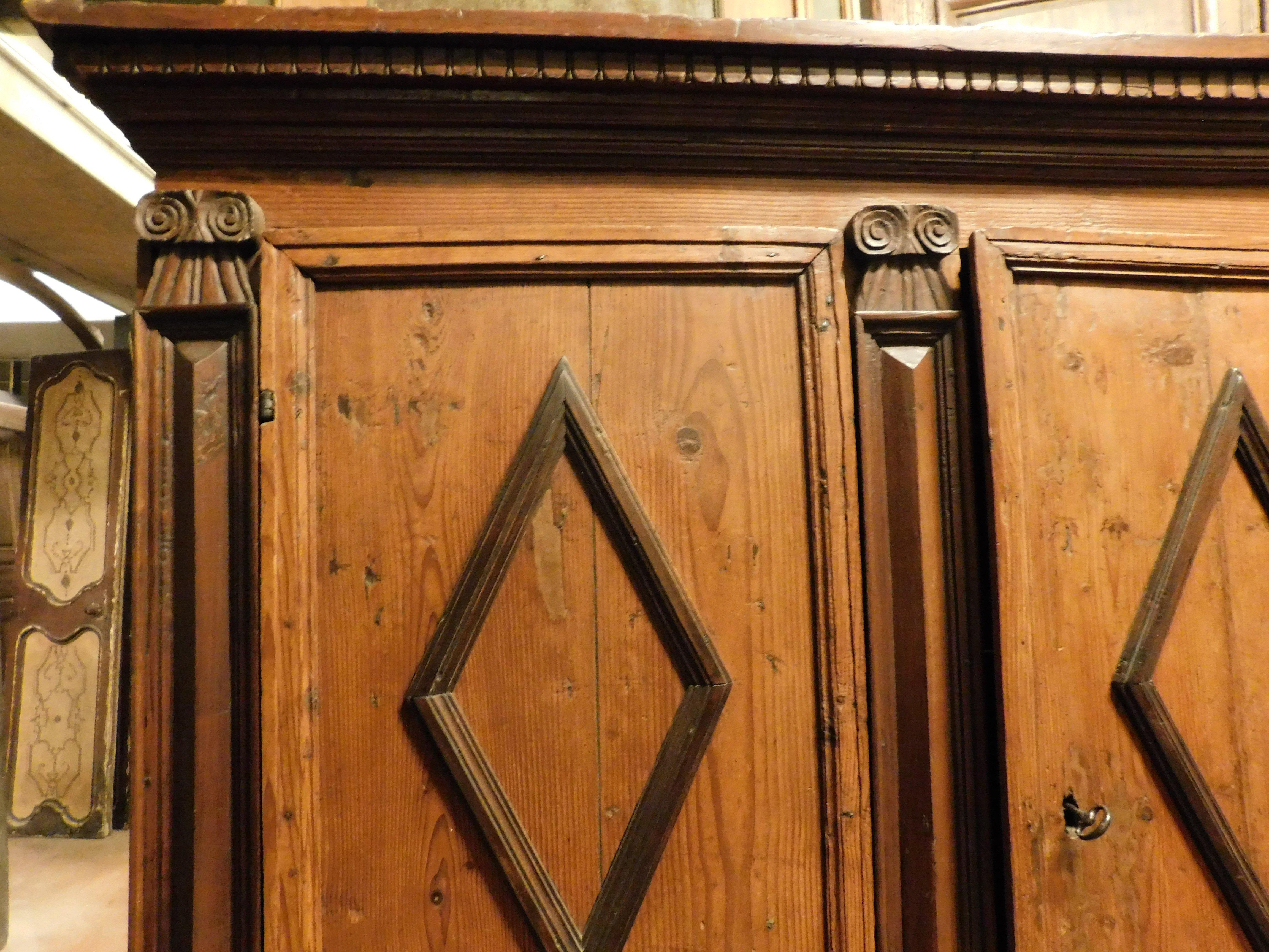 Armoires wardrobe in larch wood with two doors with carved rhombuses, Italy In Good Condition For Sale In Cuneo, Italy (CN)