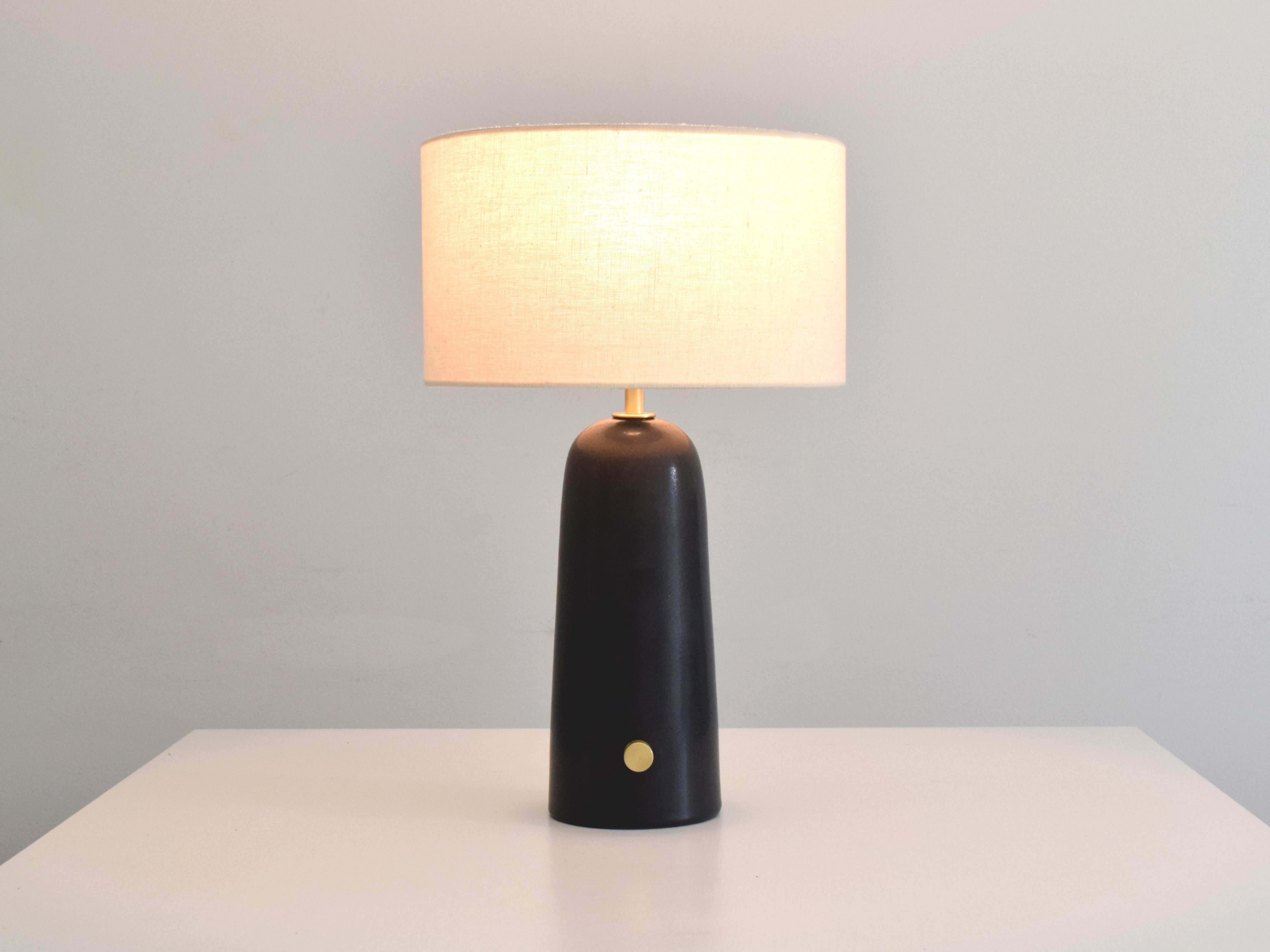Ilumina tu espacio con nuestra lámpara artesanal de cerámica esmaltada en negro, con regulador de intensidad giratorio, fabricada totalmente a mano en nuestro estudio.

Puedes encender y apagar la luz, disminuir y aumentar la intensidad, para que el