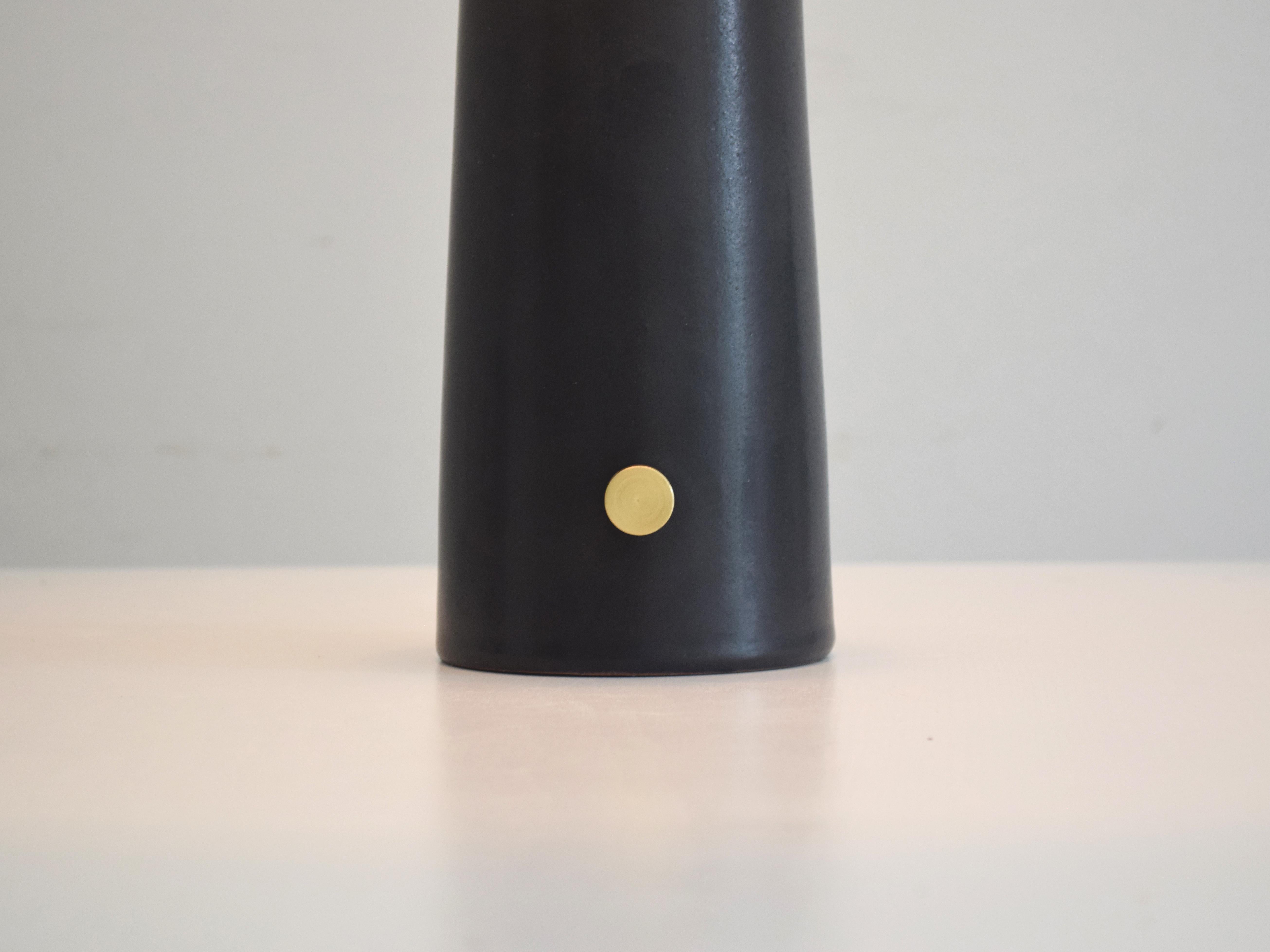 Armona Regulable - Lámpara de sobremesa de cerámica negra hecha a mano con pantalla de tambor en Nuevo estado para la venta en Braga, PT